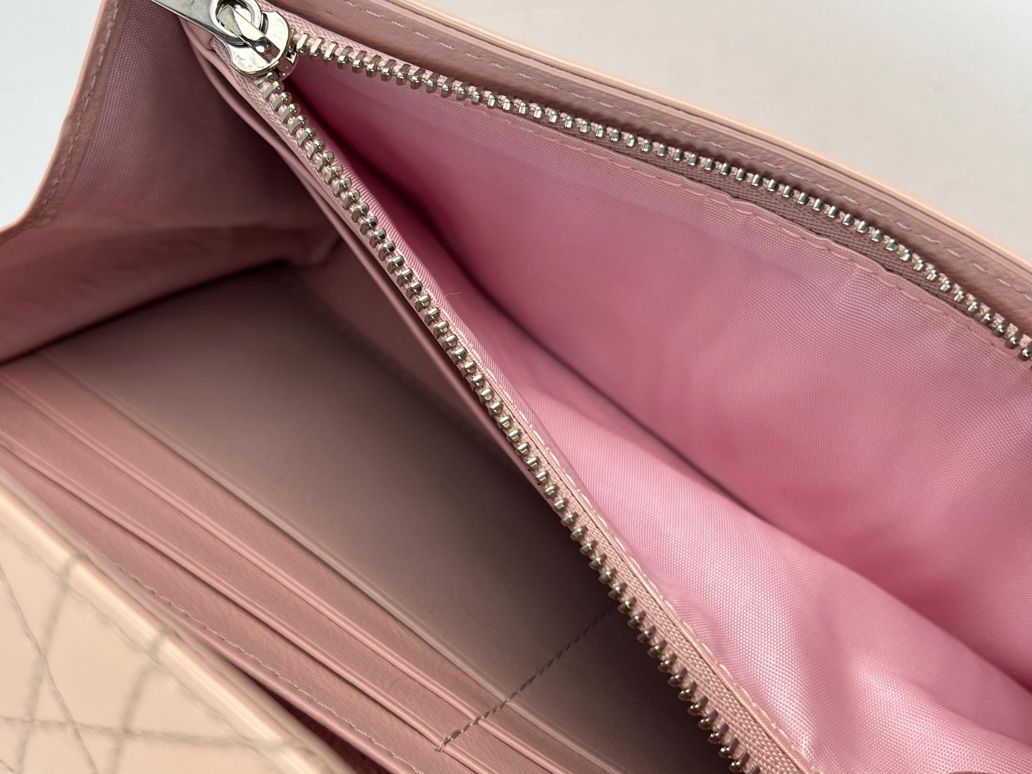 Pochette Lady Dior rose portefeuille cannage en cuir verni sur chaîne  3
