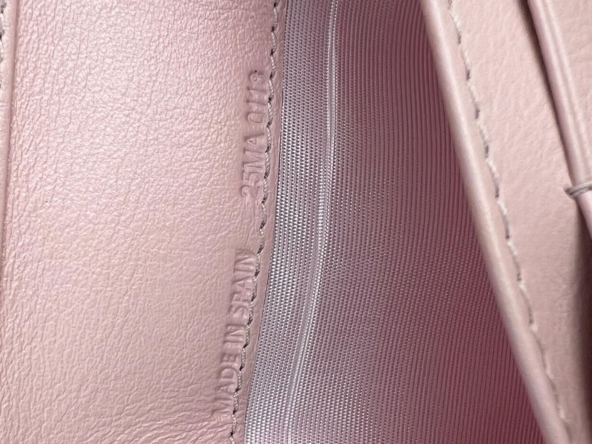 Pochette Lady Dior rose portefeuille cannage en cuir verni sur chaîne  4