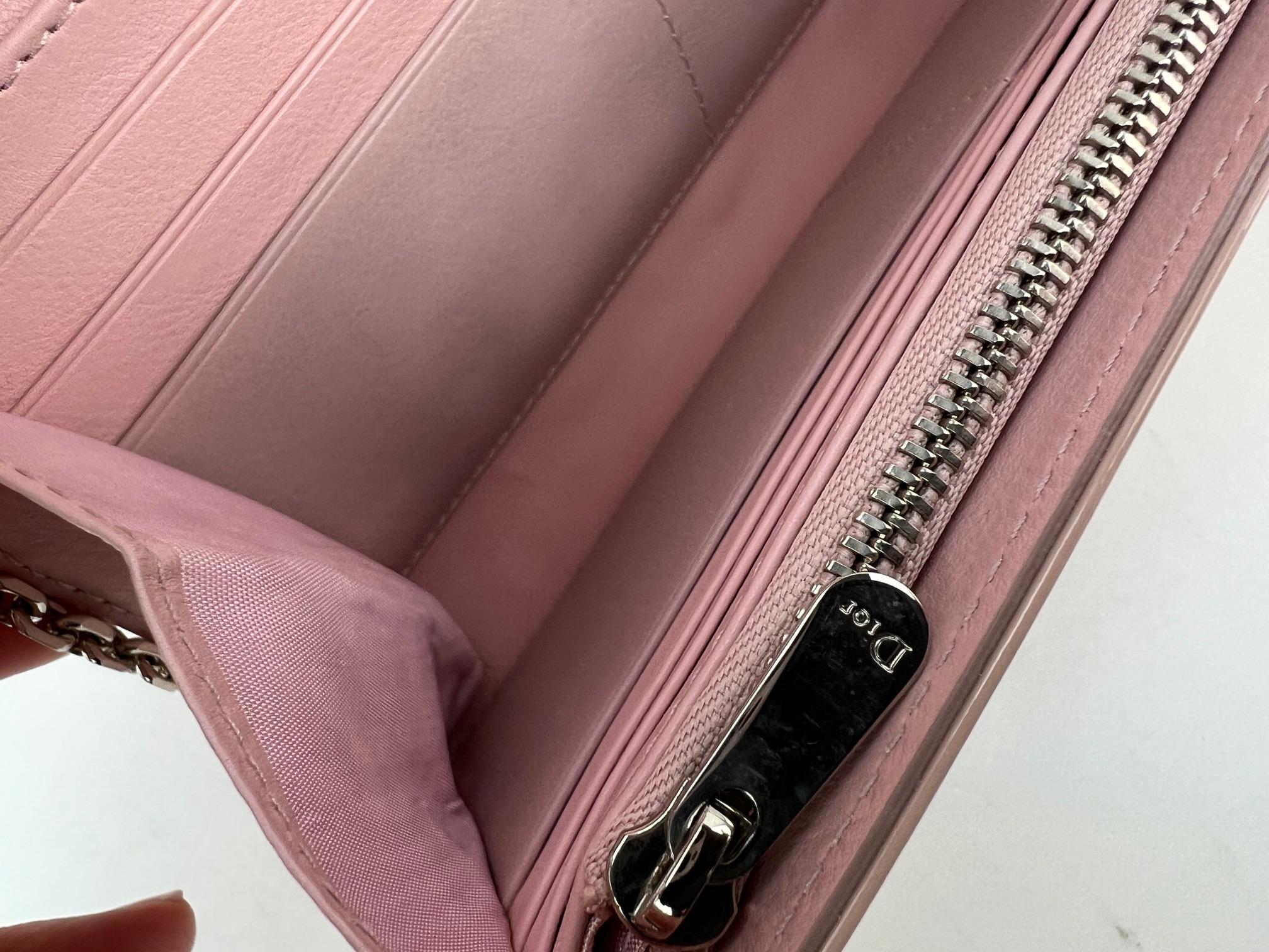Pochette Lady Dior rose portefeuille cannage en cuir verni sur chaîne  5
