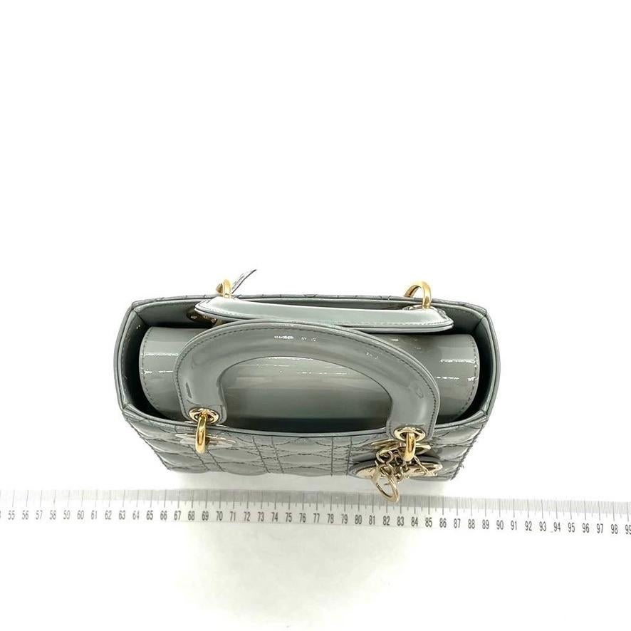 Lady Dior Kleines graues Lackleder mit Riemen von Lady Dior im Zustand „Hervorragend“ im Angebot in AUBERVILLIERS, FR