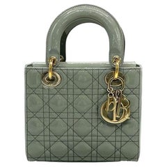 Lady Dior Kleines graues Lackleder mit Riemen von Lady Dior