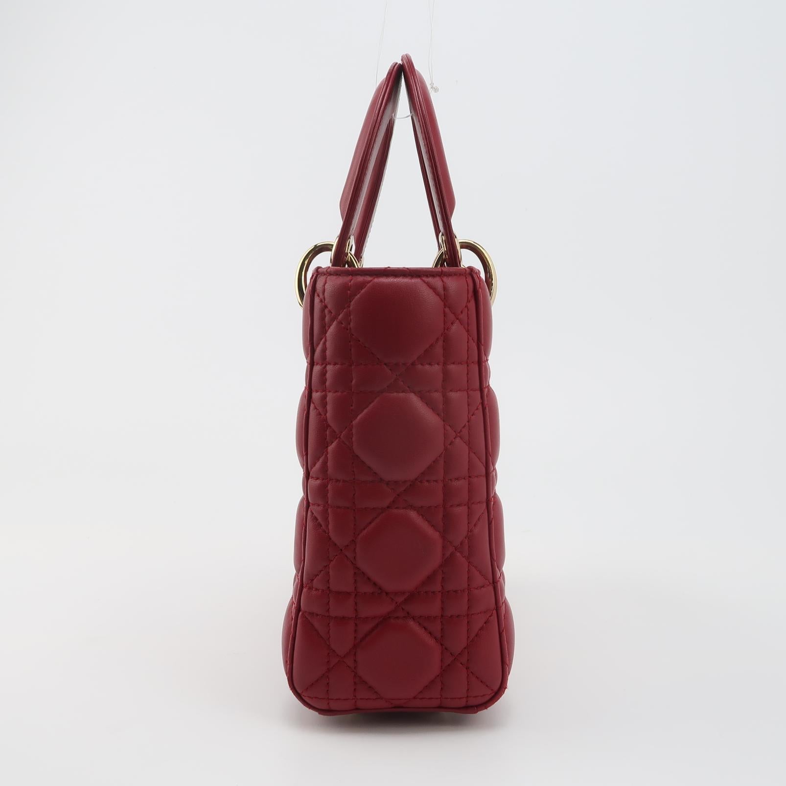 Lady Dior Petit My Abcdior Bourgogne Lambskin Cannage Cuir Or Hardware 2017
Il s'agit de photos professionnelles du sac offert par Luxbags.

Accentuez votre look avec le style intemporel du petit Lady Dior My Abcdior, conçu en cuir d'agneau orange