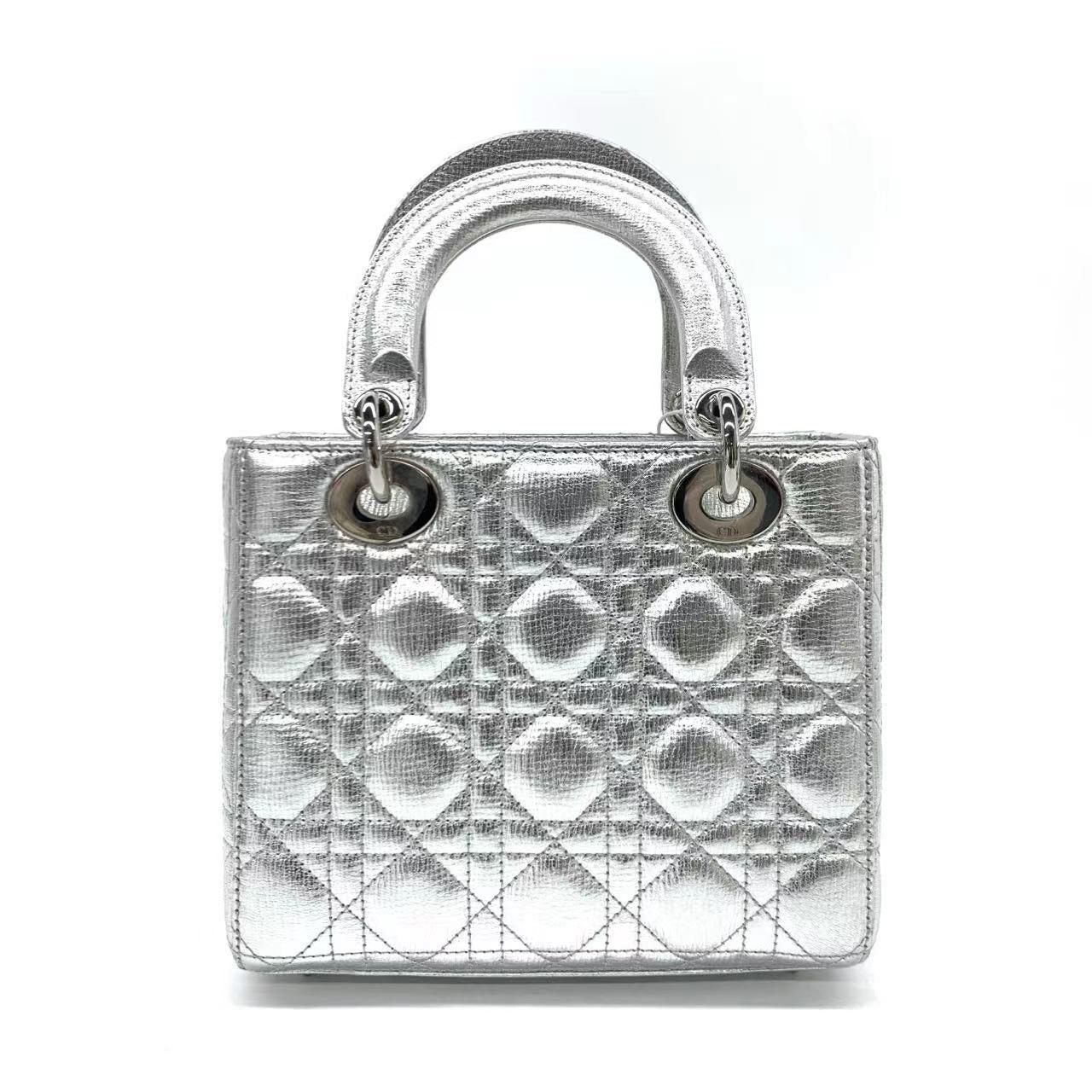 Lady Dior Small My Abcdior Cannage Leather Silver with Strap

  Its ABCdior my lady dior design and silver leather make it the epitome of elegance and beauty. Plus, its cool color and most popular size make it a must-have accessory for any woman