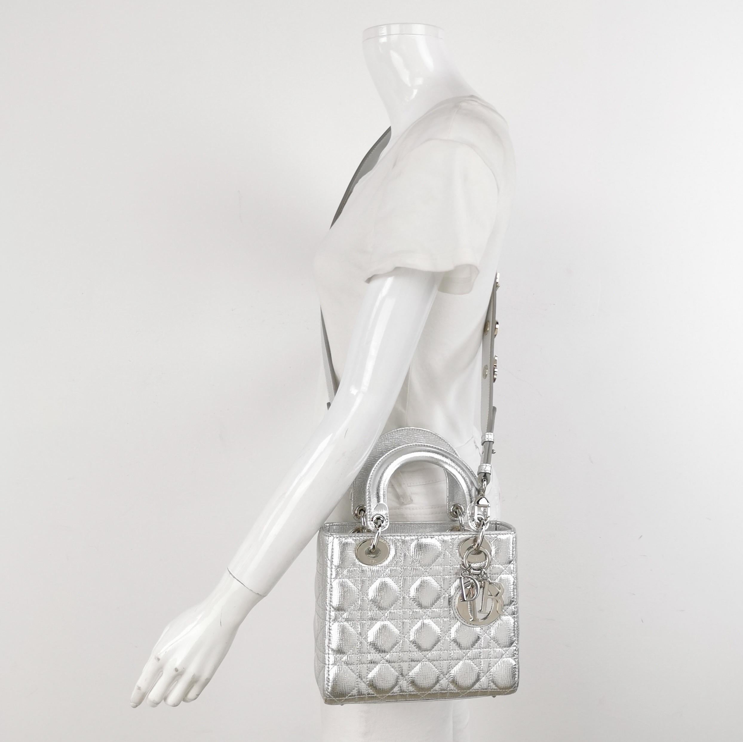 La borsa Lady Dior è un esempio di eleganza e bellezza. Accentua il tuo look con lo stile senza tempo della piccola Lady Dior My Abcdior, realizzata in pelle di agnello color crema. Questa borsa classica presenta un punto cannage che crea una