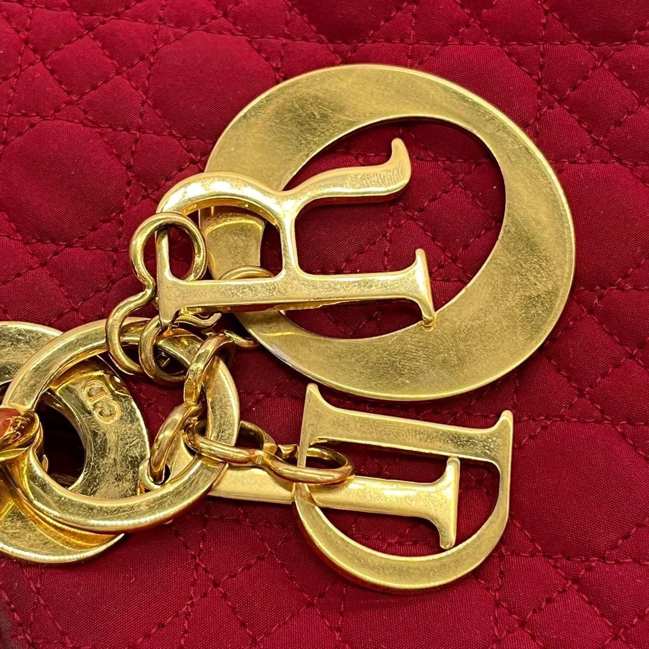 Großer burgunderroter Lady Dior Vintage-Stoff mit gelbgoldenenenen Beschlägen im Angebot 7