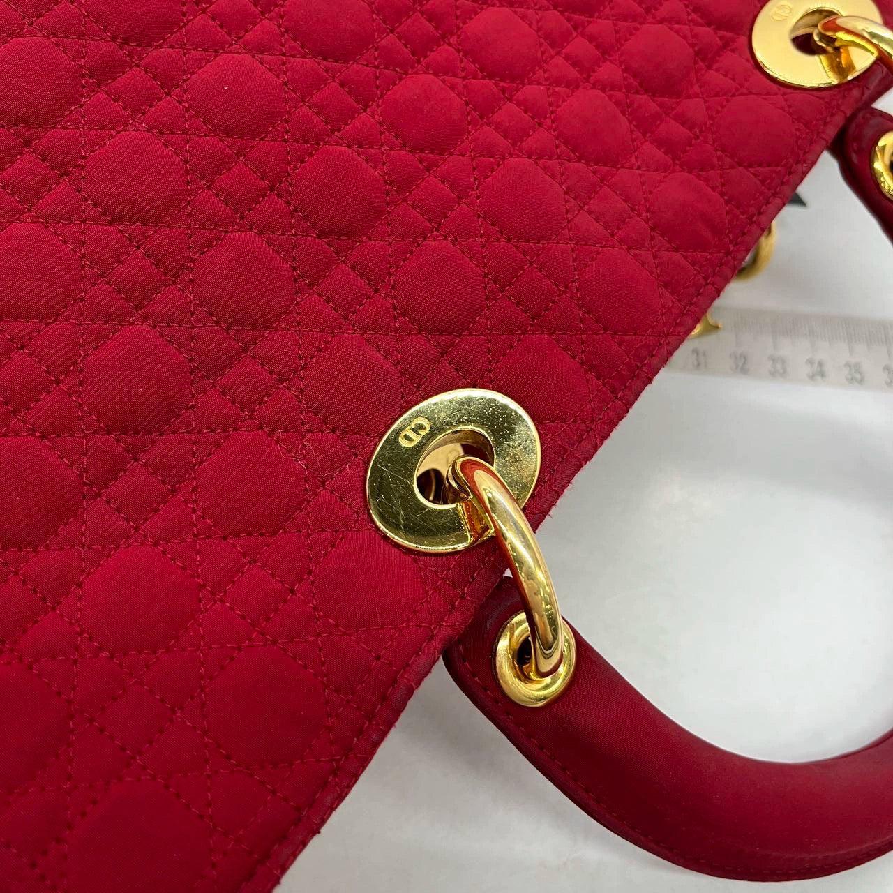 Großer burgunderroter Lady Dior Vintage-Stoff mit gelbgoldenenenen Beschlägen im Angebot 9
