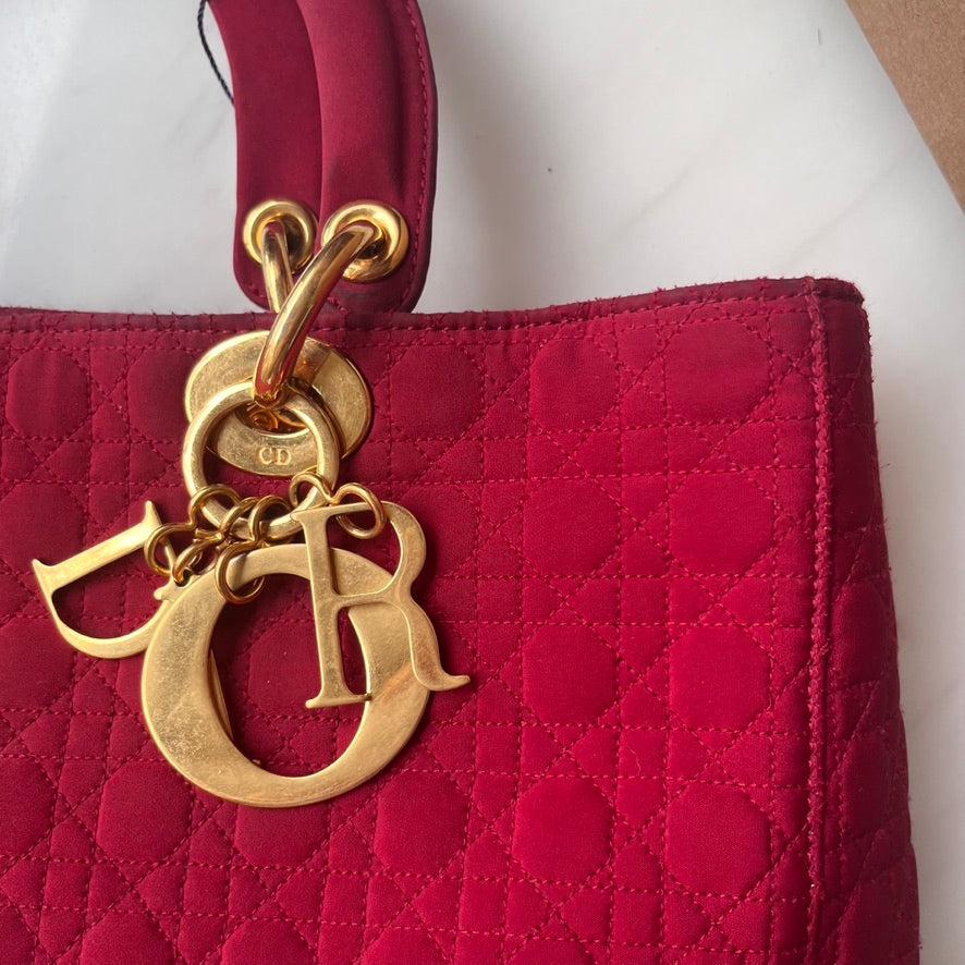 Großer burgunderroter Lady Dior Vintage-Stoff mit gelbgoldenenenen Beschlägen im Angebot 13