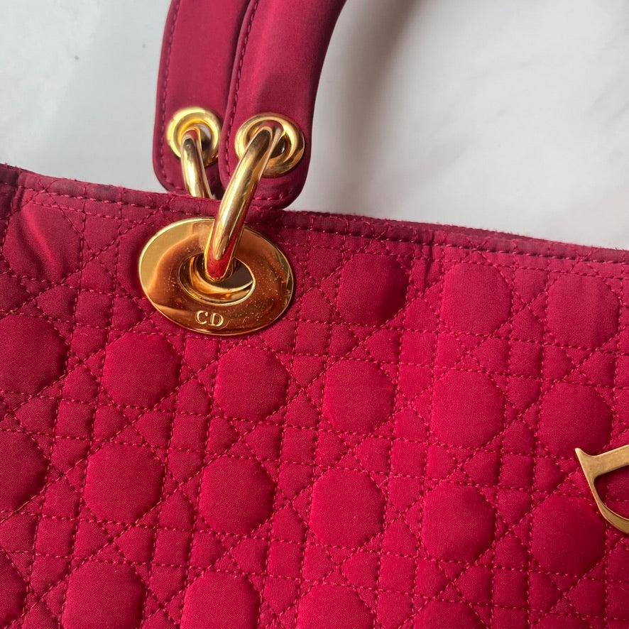 Großer burgunderroter Lady Dior Vintage-Stoff mit gelbgoldenenenen Beschlägen im Angebot 14