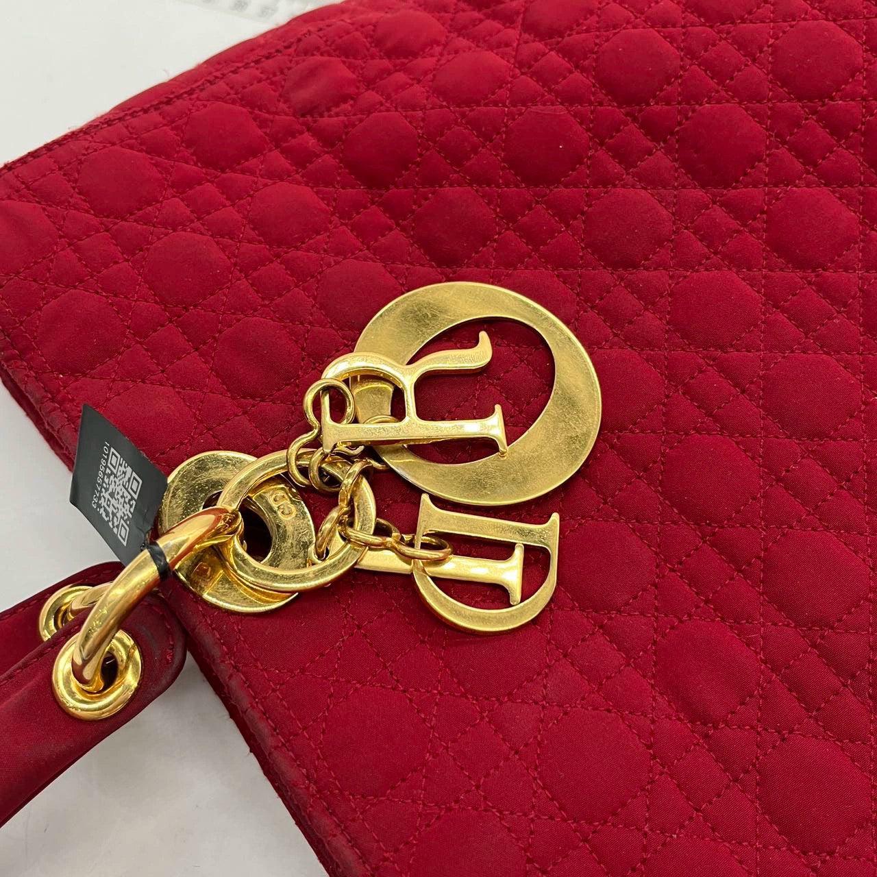 Lady Dior Vintage Large Burgundy Cloth with Yellow Gold-tone Hardware Dies sind professionelle Fotos von der tatsächlichen Tasche von Luxbags angeboten. Diese atemberaubende Lady Dior Handtasche in Burgunderrot mit goldfarbenen Beschlägen könnte
