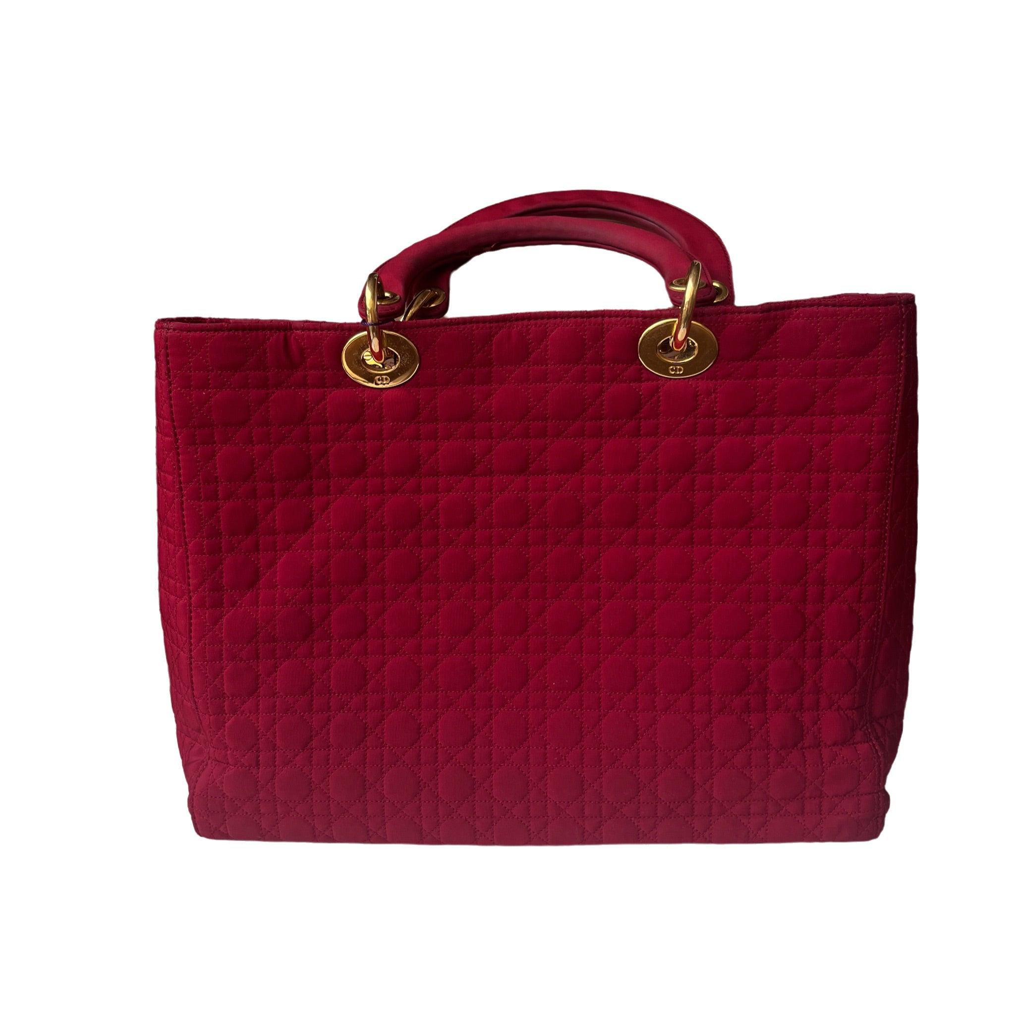 Großer burgunderroter Lady Dior Vintage-Stoff mit gelbgoldenenenen Beschlägen (Rot) im Angebot