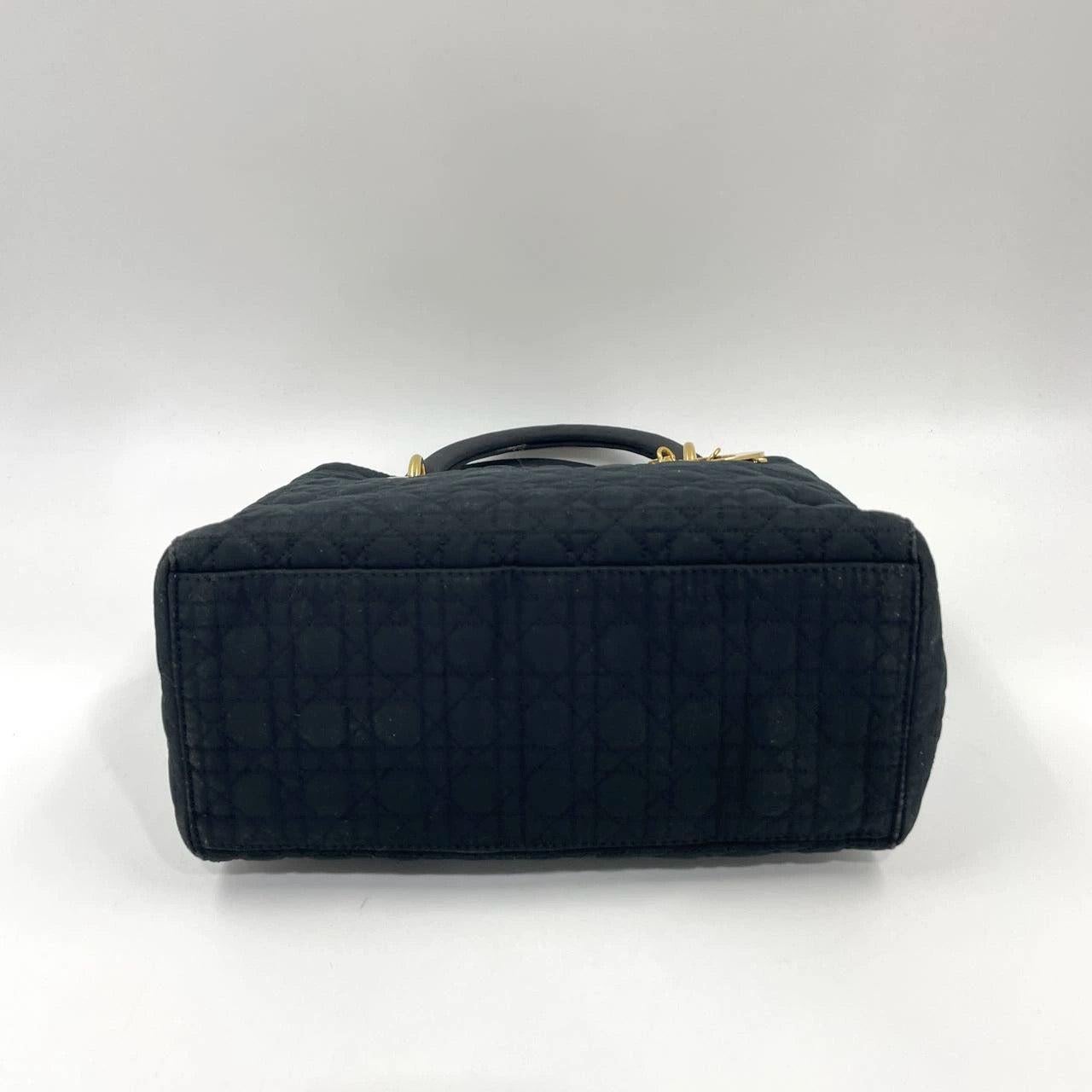 Decortive Disy Bg Chrm Keychin, White Nd Yellow, Gold