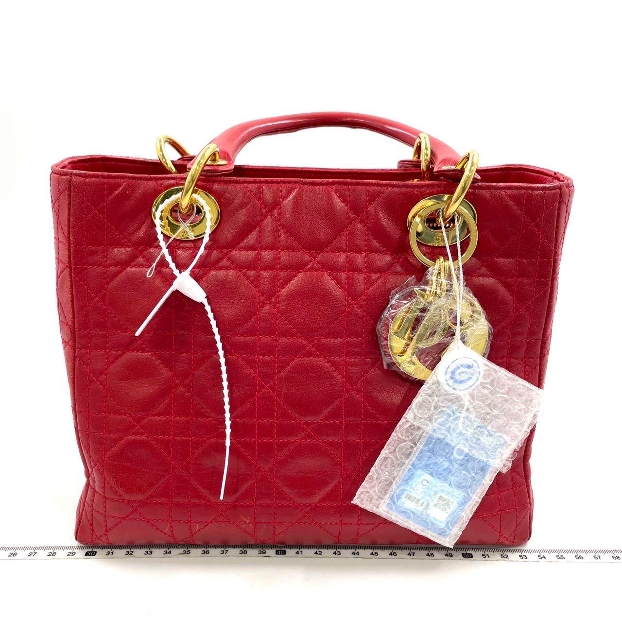 Le sac Lady Dior est l'incarnation de l'élégance et de la beauté. Accentuez votre look avec le style intemporel du Lady Dior moyen, fabriqué en cuir d'agneau. Ce sac classique présente un point de cannage, créant une belle silhouette et un motif