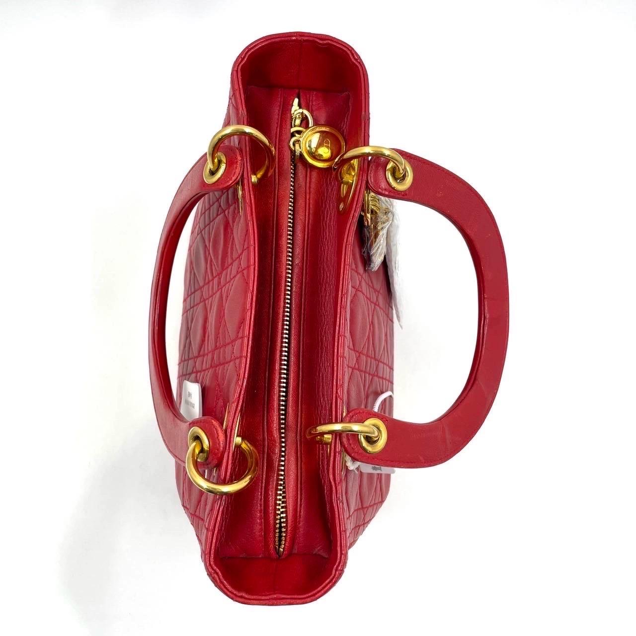Lady Dior Vintage Medium Rouge en cuir d'agneau et or en vente 1