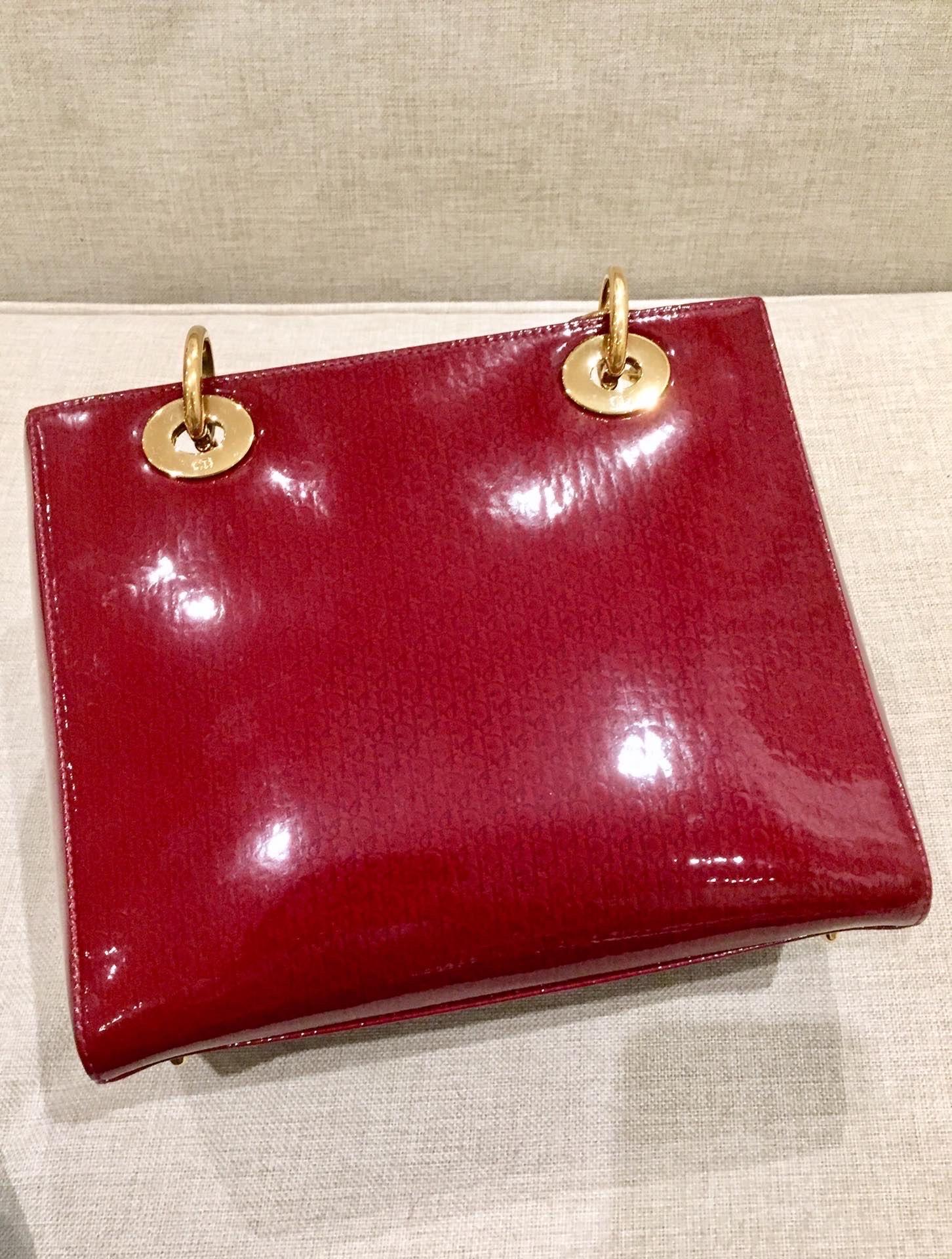 Lady Dior Vintage Medium Rotes Lackleder Monogram Geprägte Gold Hardware im Zustand „Gut“ im Angebot in AUBERVILLIERS, FR