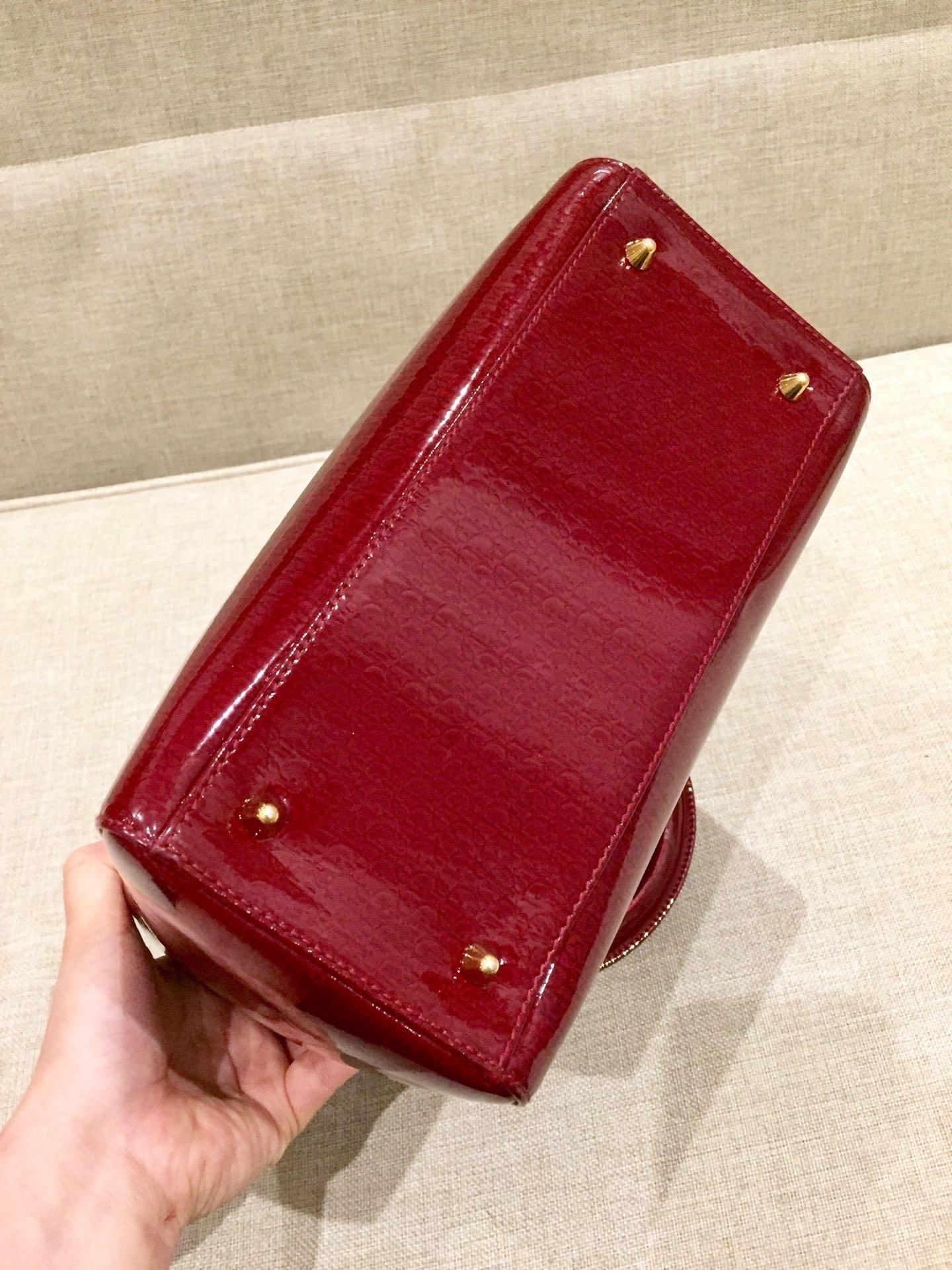 Lady Dior Vintage Medium Rotes Lackleder Monogram Geprägte Gold Hardware Damen im Angebot