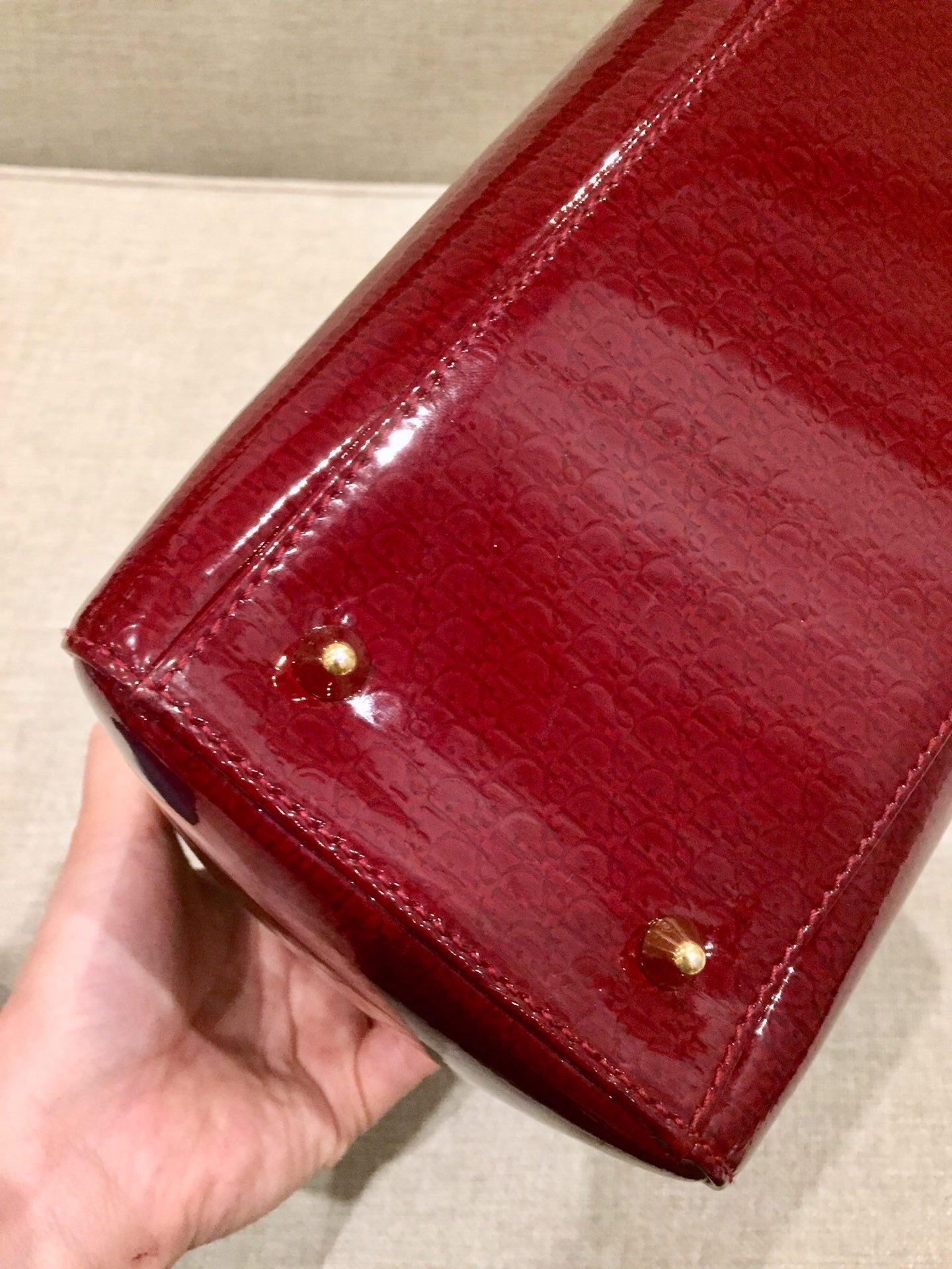 Lady Dior Vintage Medium Rotes Lackleder Monogram Geprägte Gold Hardware im Angebot 1