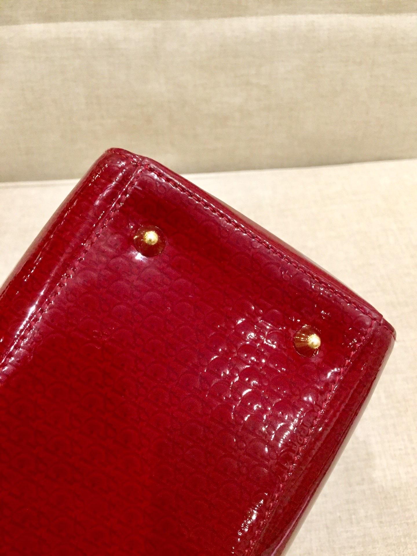 Lady Dior Vintage Medium Rotes Lackleder Monogram Geprägte Gold Hardware im Angebot 2