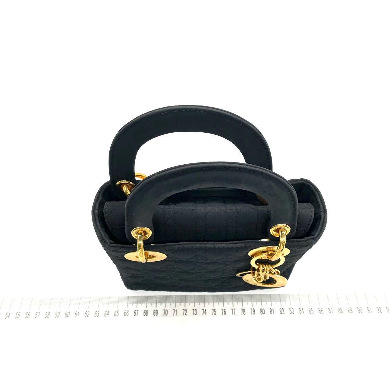 Lady Dior Vintage Schwarzer Mini-Stoff mit gelbgoldenenen Beschlägen, Vintage im Zustand „Gut“ im Angebot in AUBERVILLIERS, FR