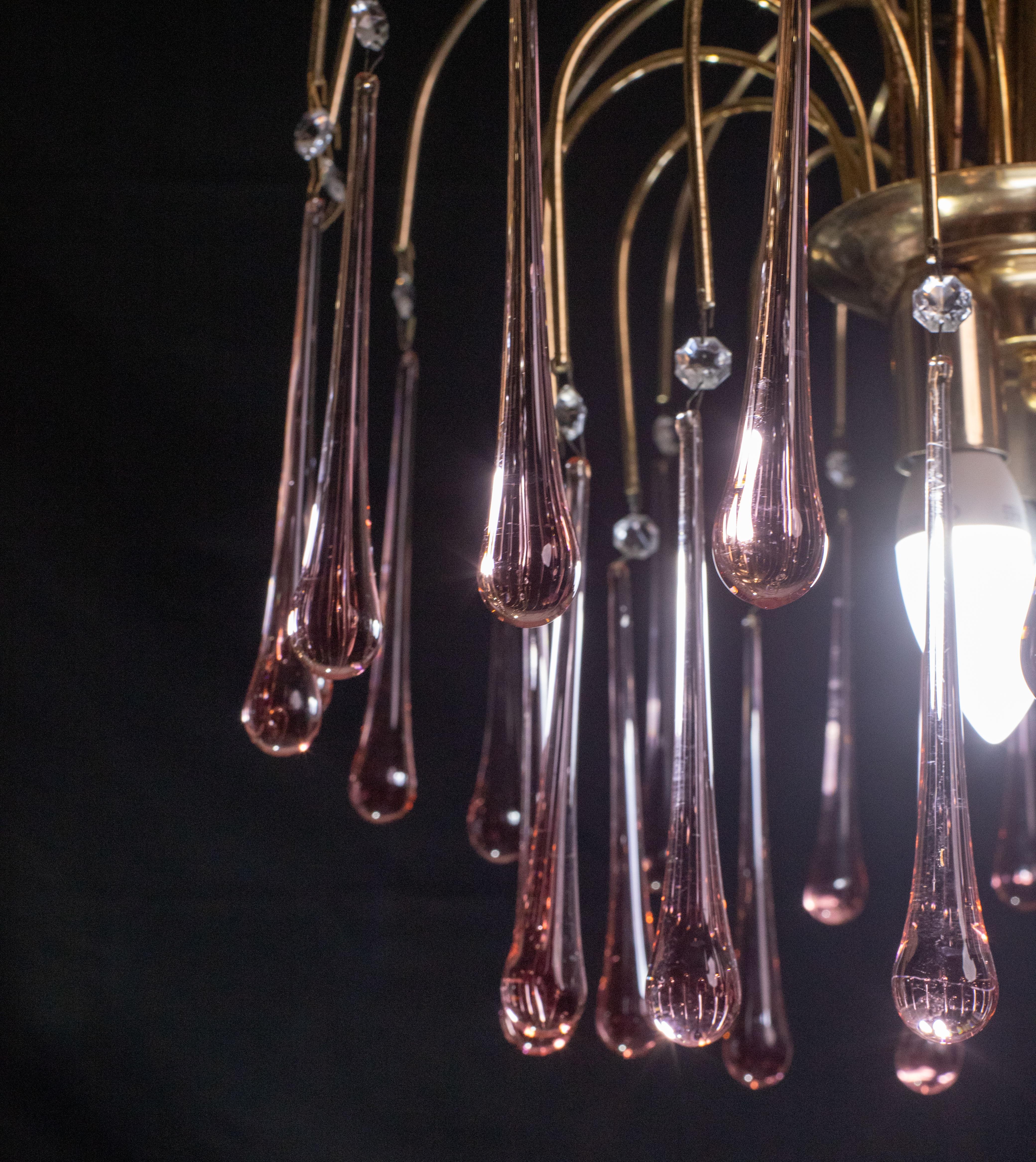 Gorgeous Murano chandelier in the style of Venini La Cascata.
The chandeliers consist of two rounds composed of beautiful pink drops cascading down and alternating with crystals.
The chandelier consists of 3 e14 light points, the frame is in gold