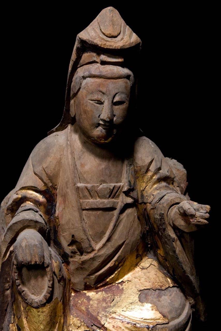 Prächtige Dame Guanyin Bodhisattva sitzend in Königliche Entspannung Pose handgeschnitzt in vergoldetem Holz mit Spuren von Farbe noch sichtbar. 

Dieses ausdrucksstarke Stück wird von einem Echtheitszertifikat und einer Expertise von Jean-Yves