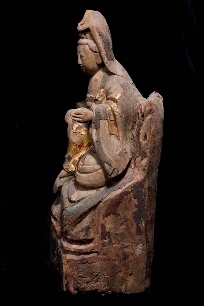 Lady Guanyin Bodhisattva Vergoldete Holzschnitzerei - Ming-Dynastie, China 1368-1644 n. Chr. (18. Jahrhundert und früher) im Angebot