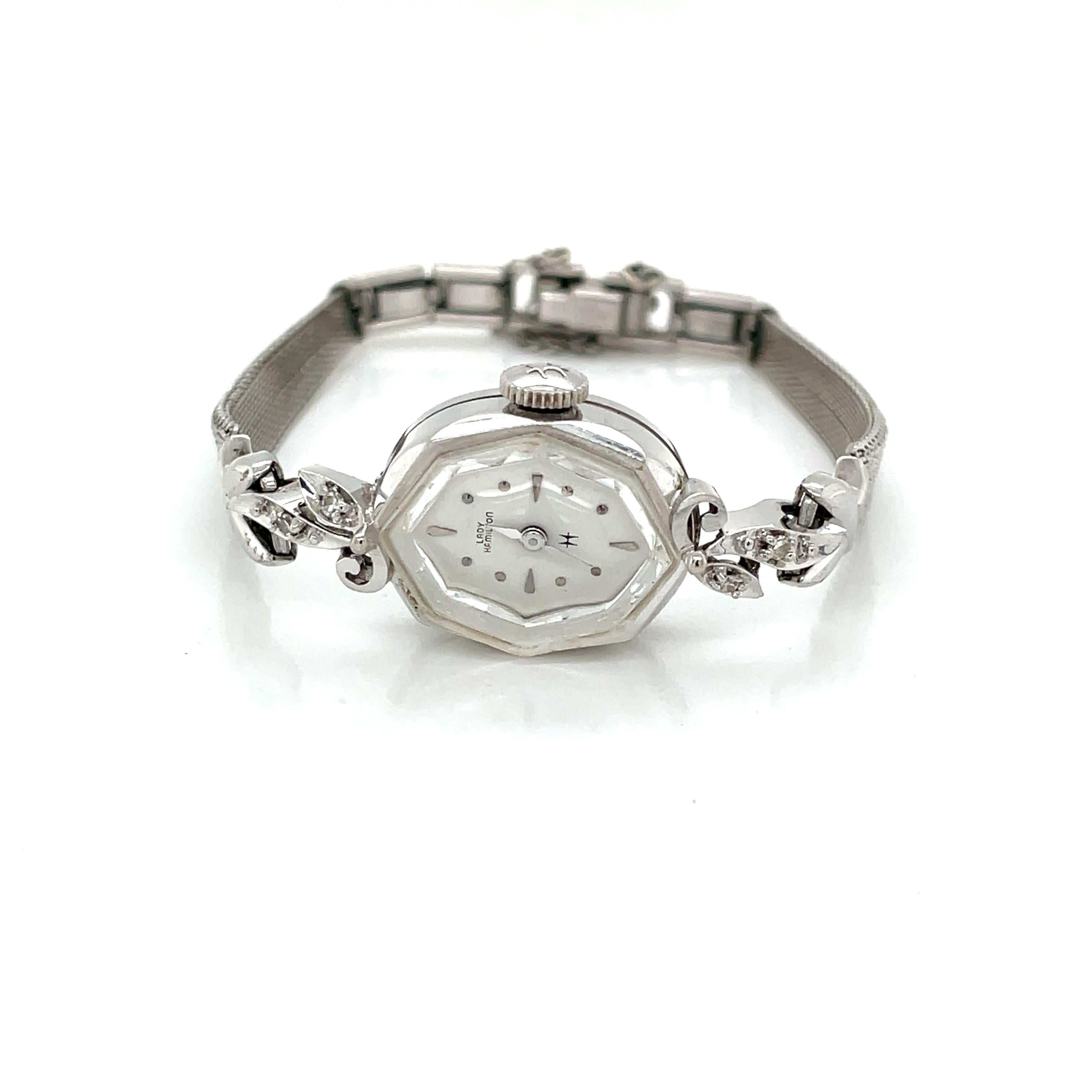 Lady Hamilton Montre-bracelet cocktail en or blanc 14 carats avec accents de diamants en vente 5