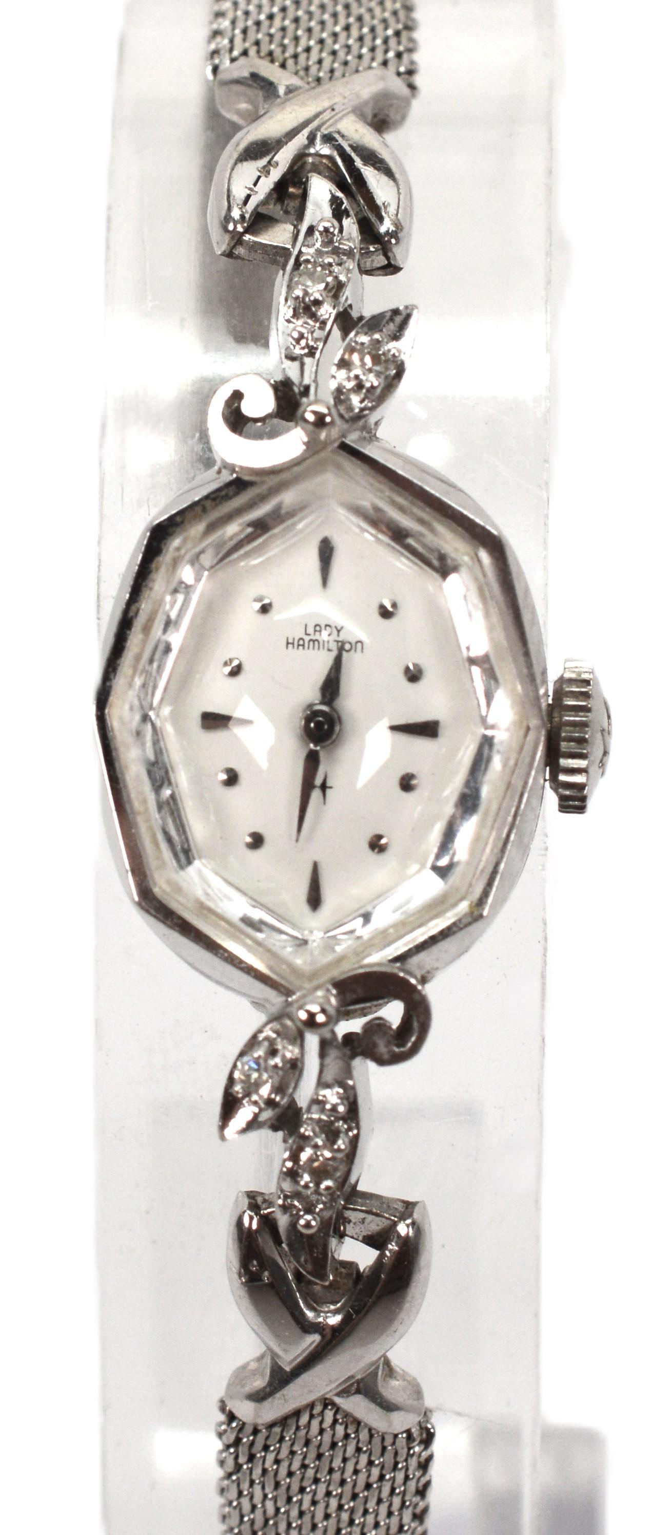 Taille ronde Lady Hamilton Montre-bracelet cocktail en or blanc 14 carats avec accents de diamants en vente