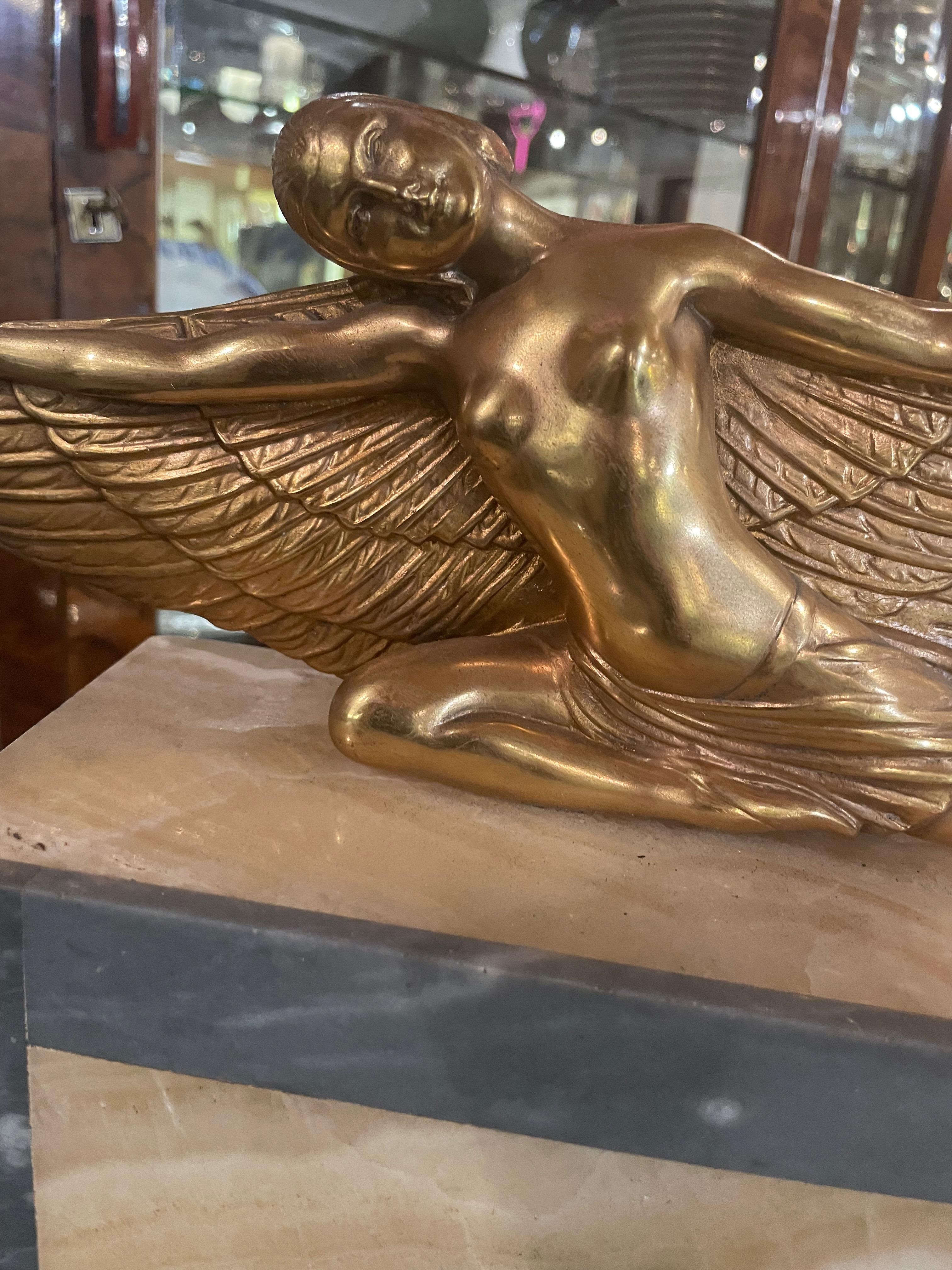 Français Horloge française Art déco avec statue dorée de Lady Icarus et ornements en marbre en vente