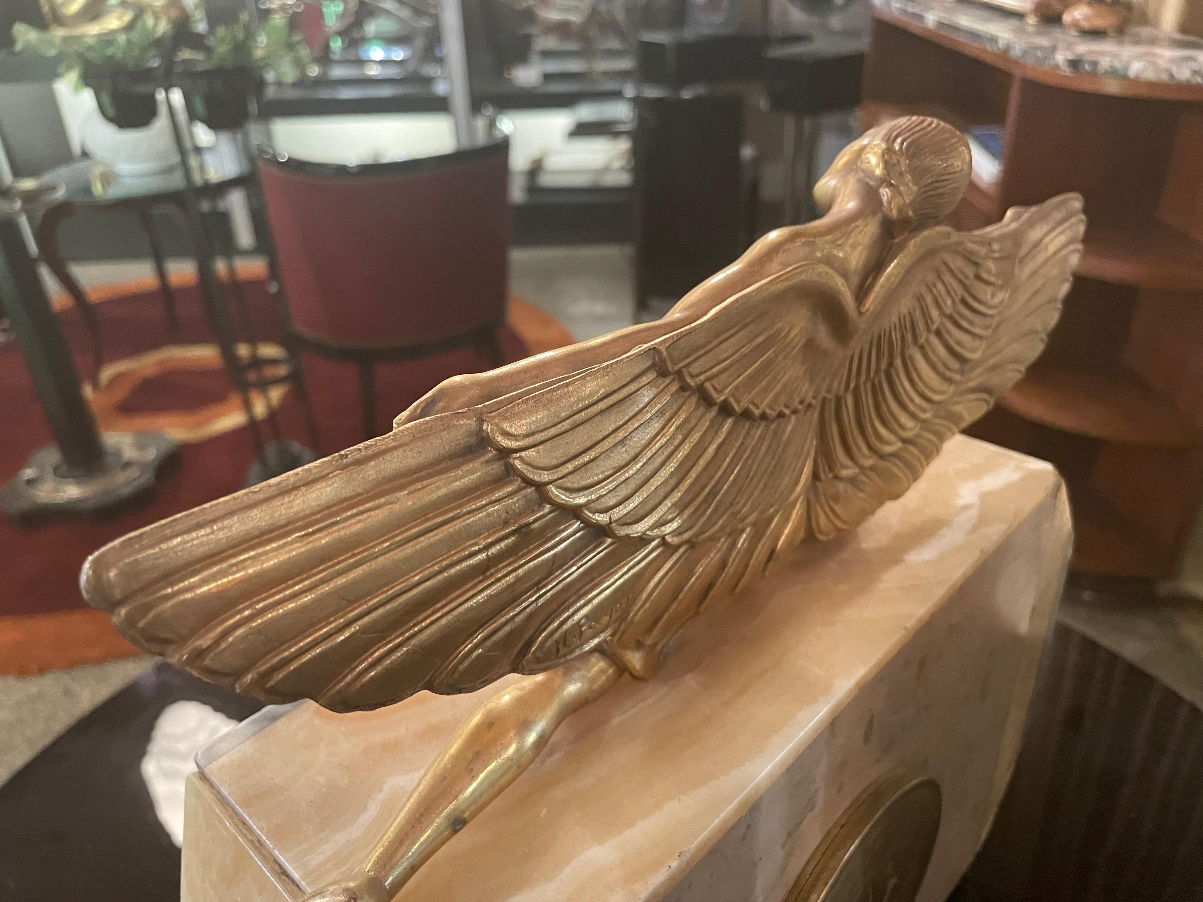 Lady Icarus Vergoldete Art Deco Statue schmückt französische Marmoruhr (Bronze) im Angebot