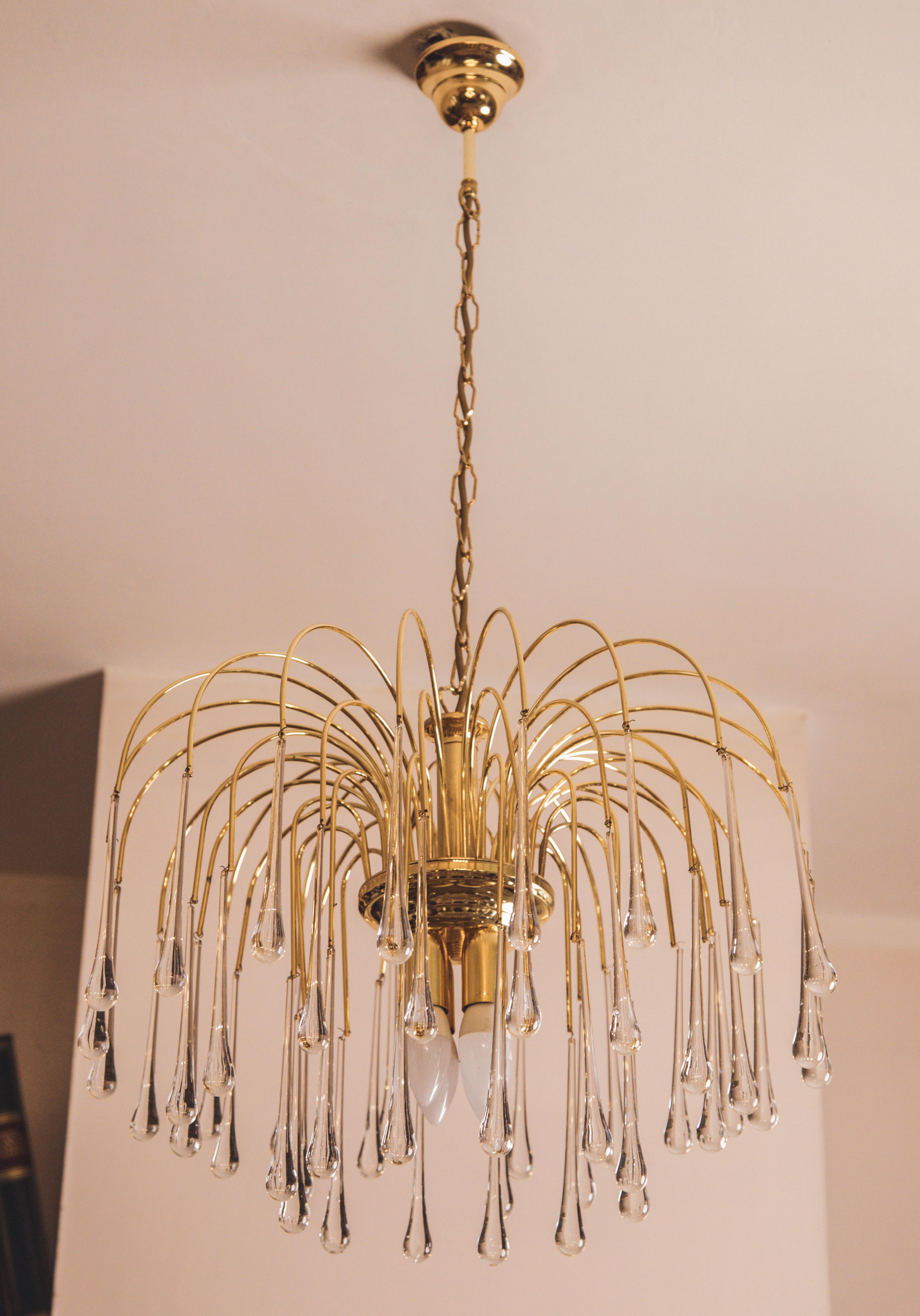 Stunning Murano chandelier in the style of Venini La Cascata.
The chandelier consists of three laps composed of beautiful transparent white drops cascading down.
The chandelier consists of 4 e14 light points.
The height of the chandelier measures