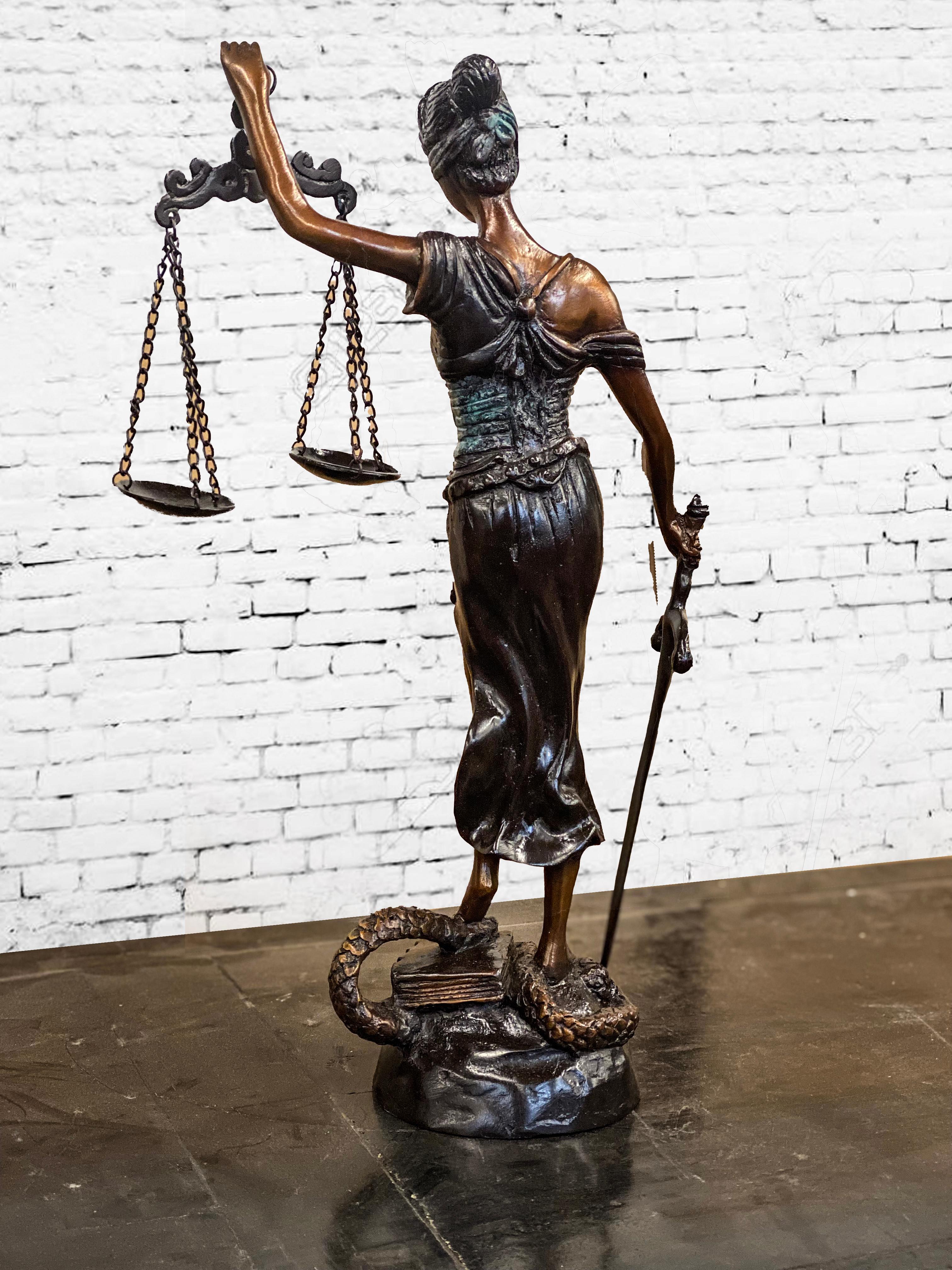 Fait main Statue de table en bronze de Lady Justice en vente