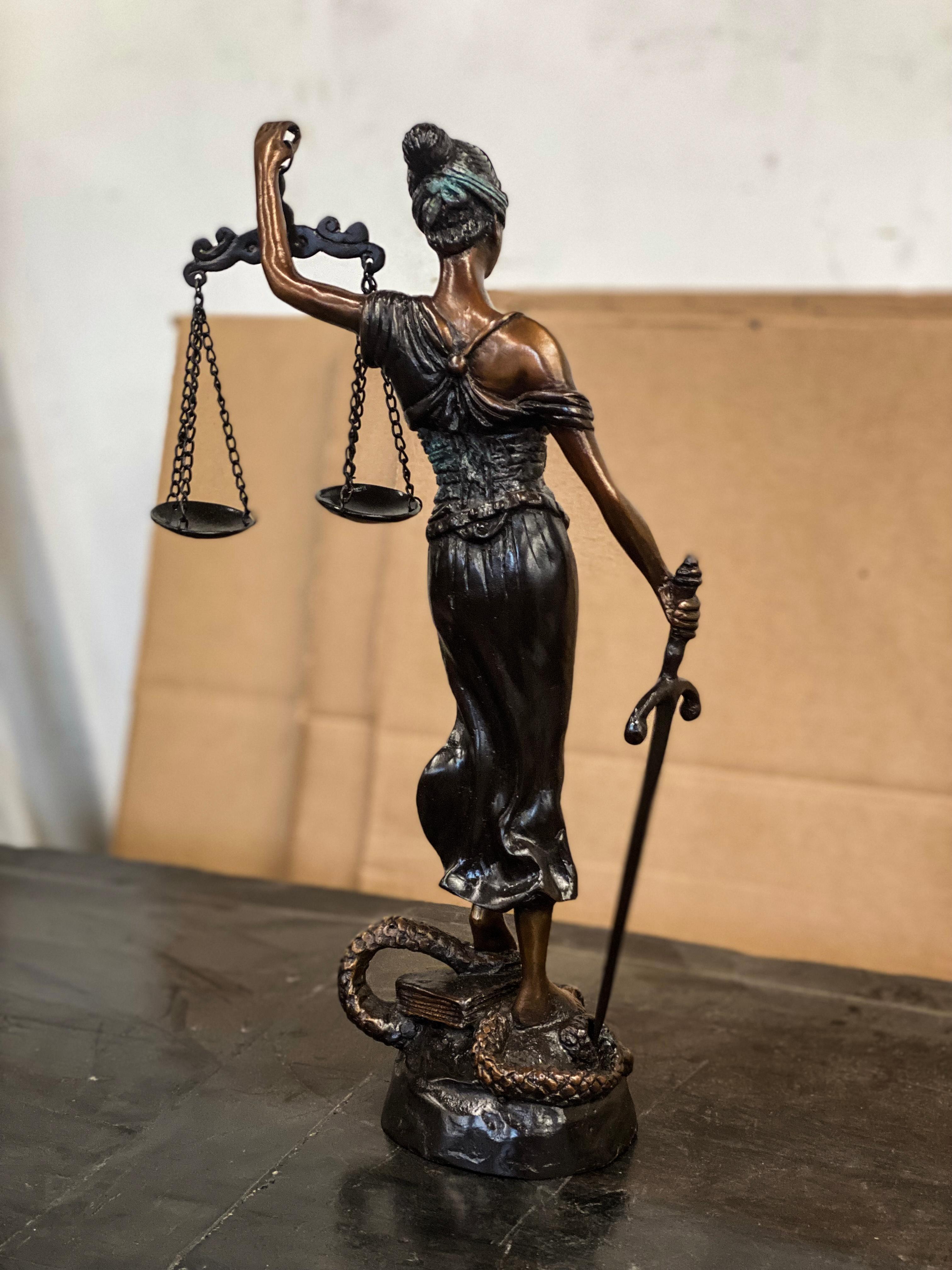 Statue de table en bronze de Lady Justice Neuf - En vente à Yonkers, NY