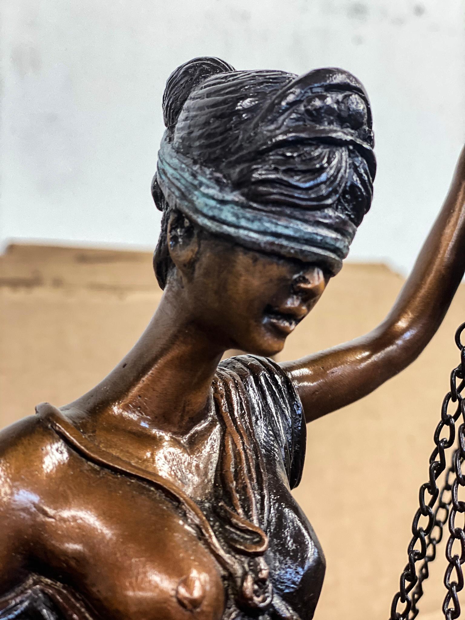 Statue de table en bronze de Lady Justice en vente 2