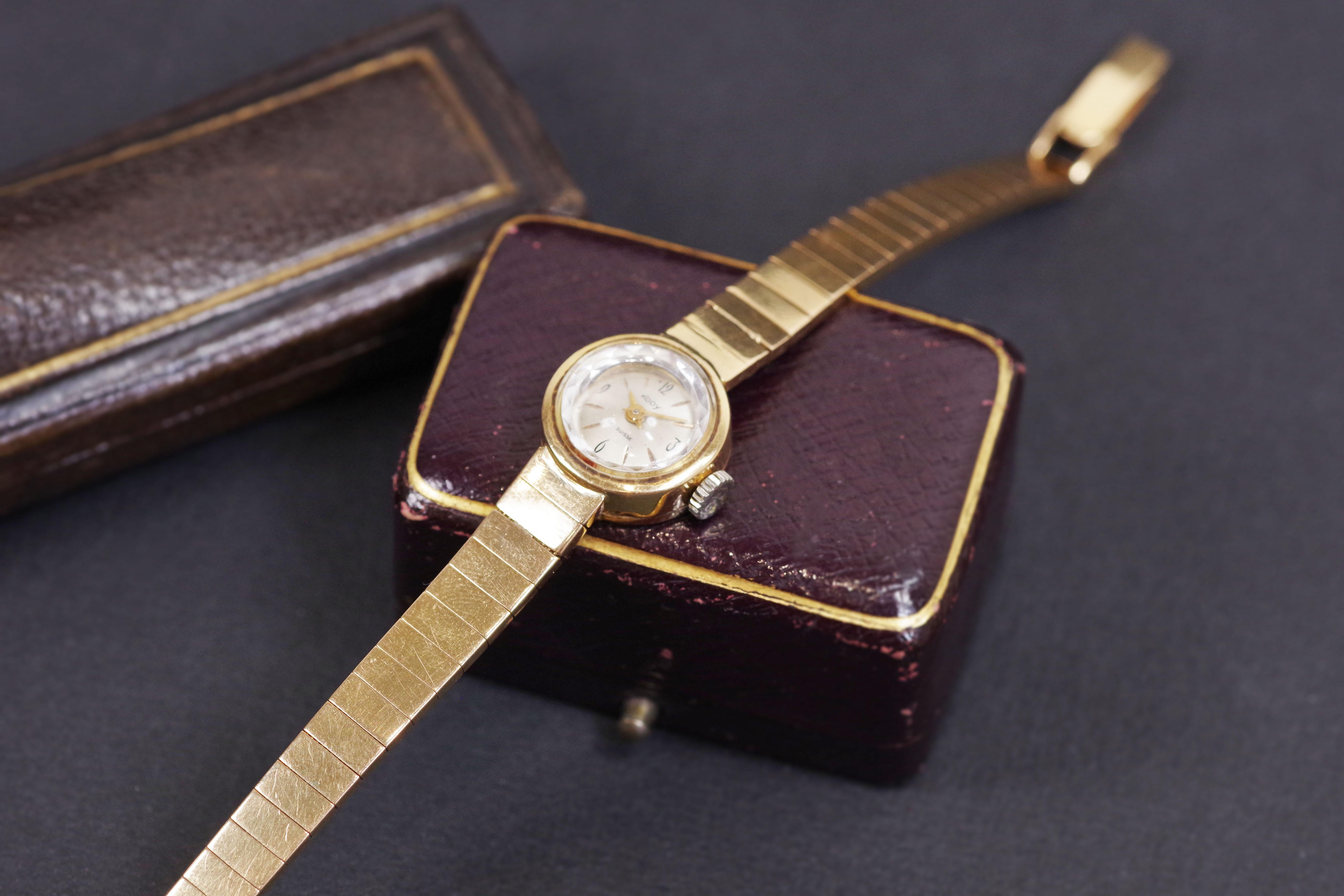 Lady Kody gold watch in 18k yellow gold For Sale 2