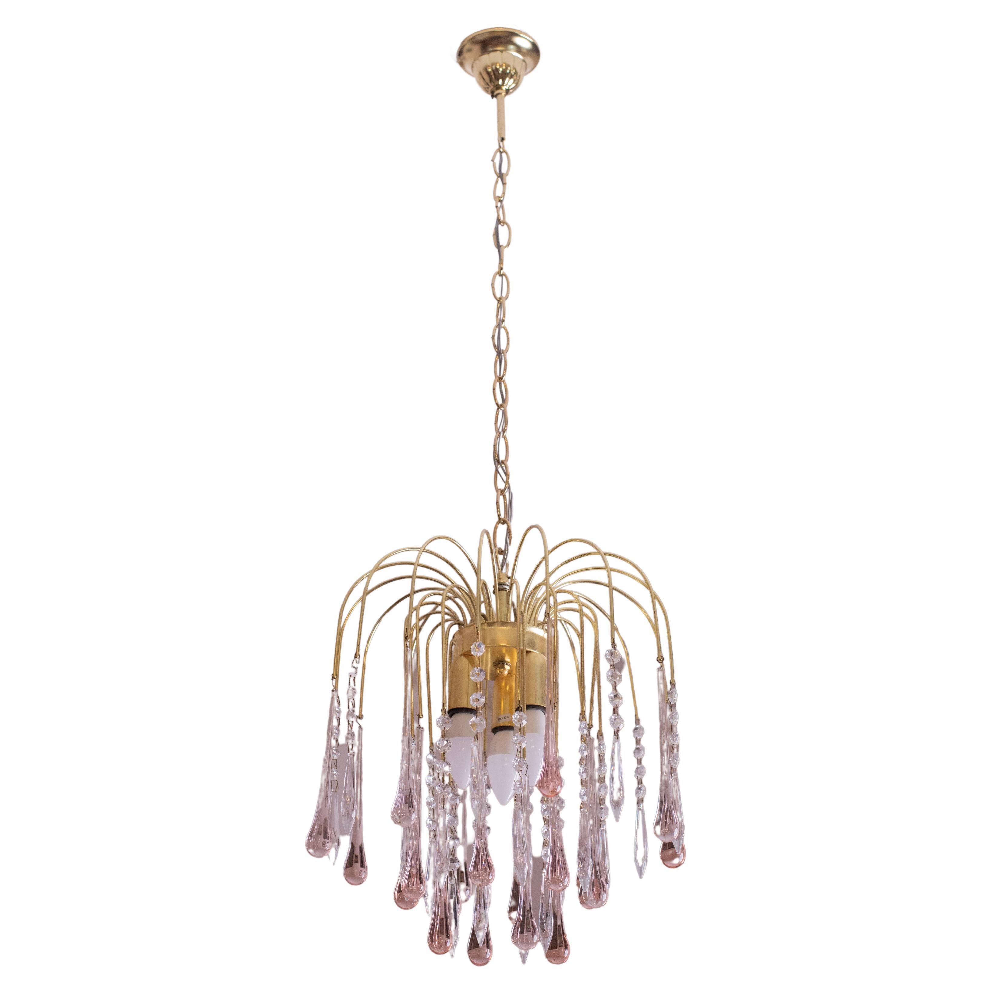 Splendido lampadario di Murano nello stile di Venini La Cascata.
Le cornici sono in perfette condizioni estetiche.
I lampadari sono costituiti da tre tondi composti da bellissime gocce rosa che scendono a cascata e si alternano a cristalli.
Il