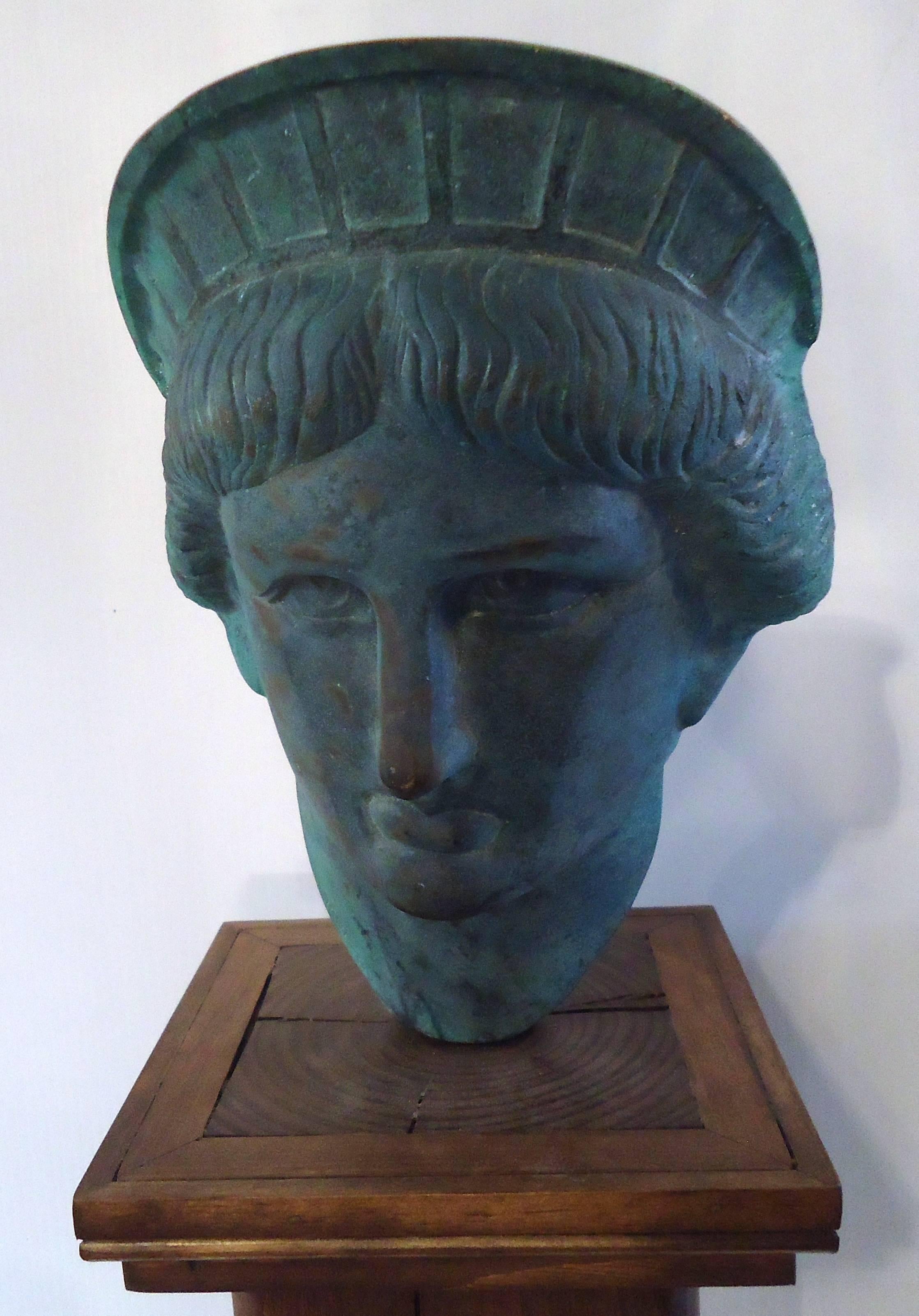 Schöne Bronzeskulptur von Lady Liberty auf einem Holzsockel.

(Bitte bestätigen Sie den Standort des Artikels - NY oder NJ - mit dem Händler).
   