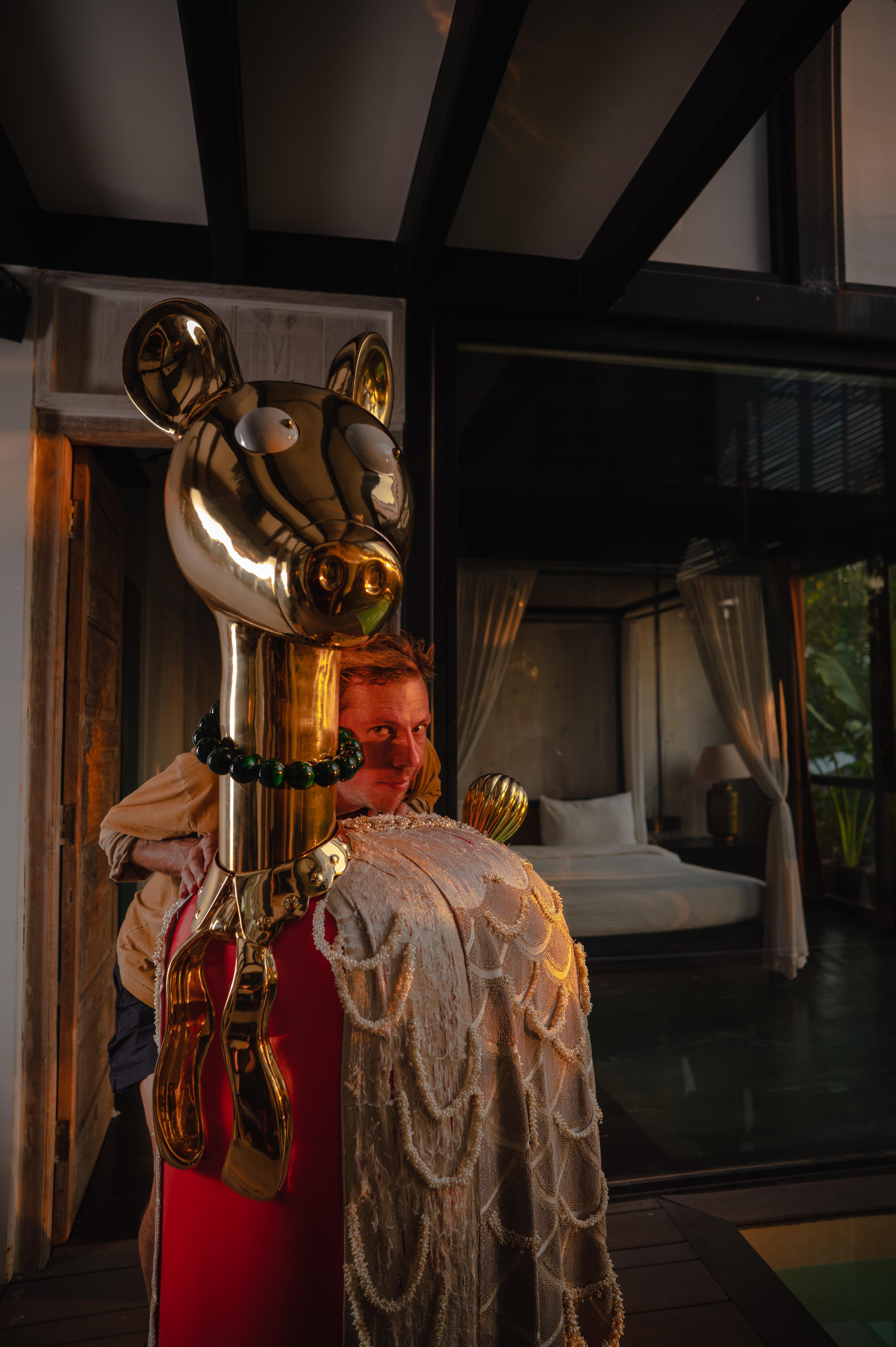 L'armoire Lady Luna avec incrustation en laiton de Matteo Cibic est l'armoire de la mariée du cabinet Signor Ciuco avec une présence incontournable définie par sa tête en laiton et sa queue délicate. Sa robe de mariée, conçue par la célèbre