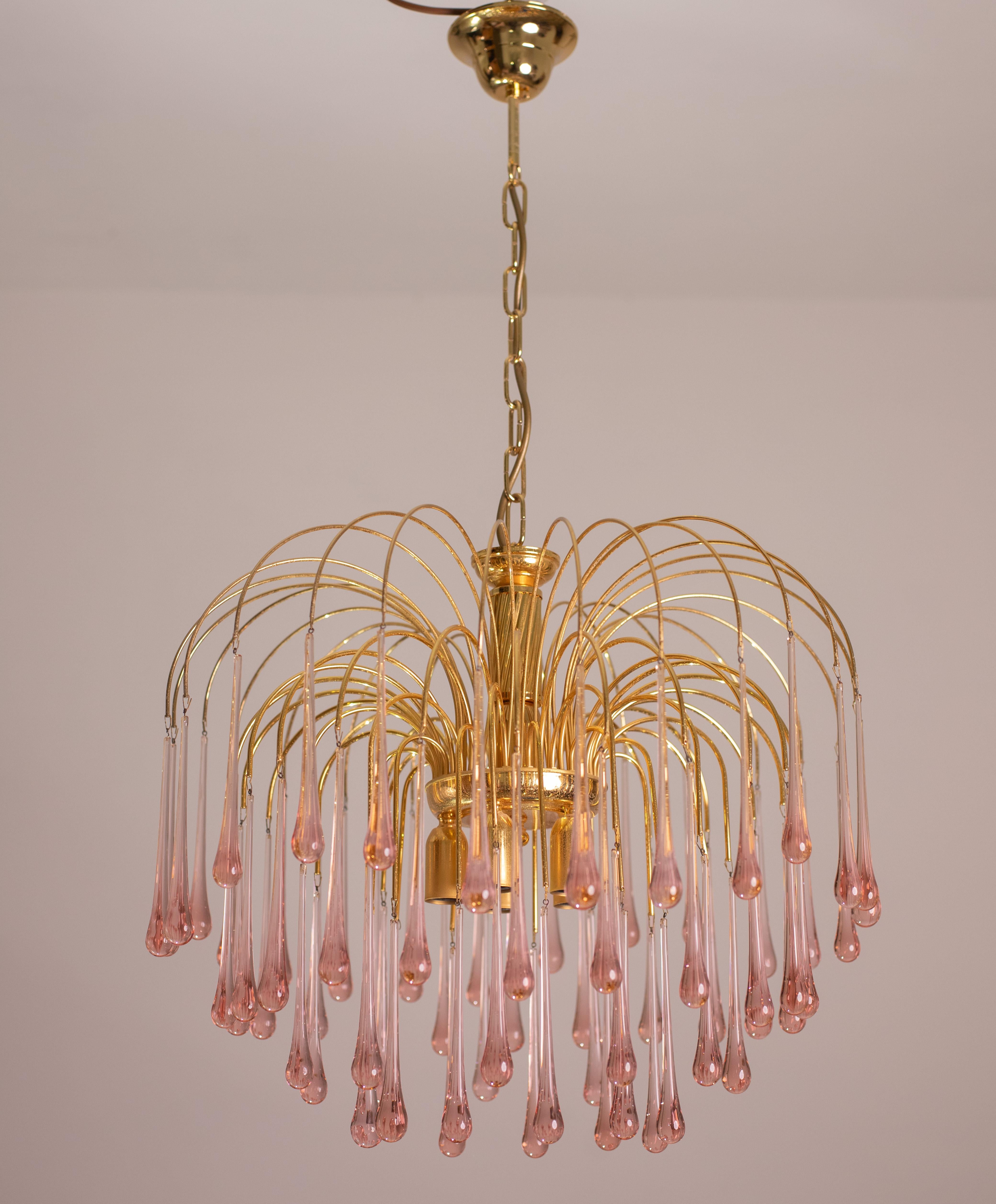 Stunning Murano chandelier in the style of Venini La Cascata.
The chandelier consists of three laps made up of beautiful transparent pink drops cascading down.
The chandelier consists of 5 e14 light points, the structure is in gold bath, in perfect