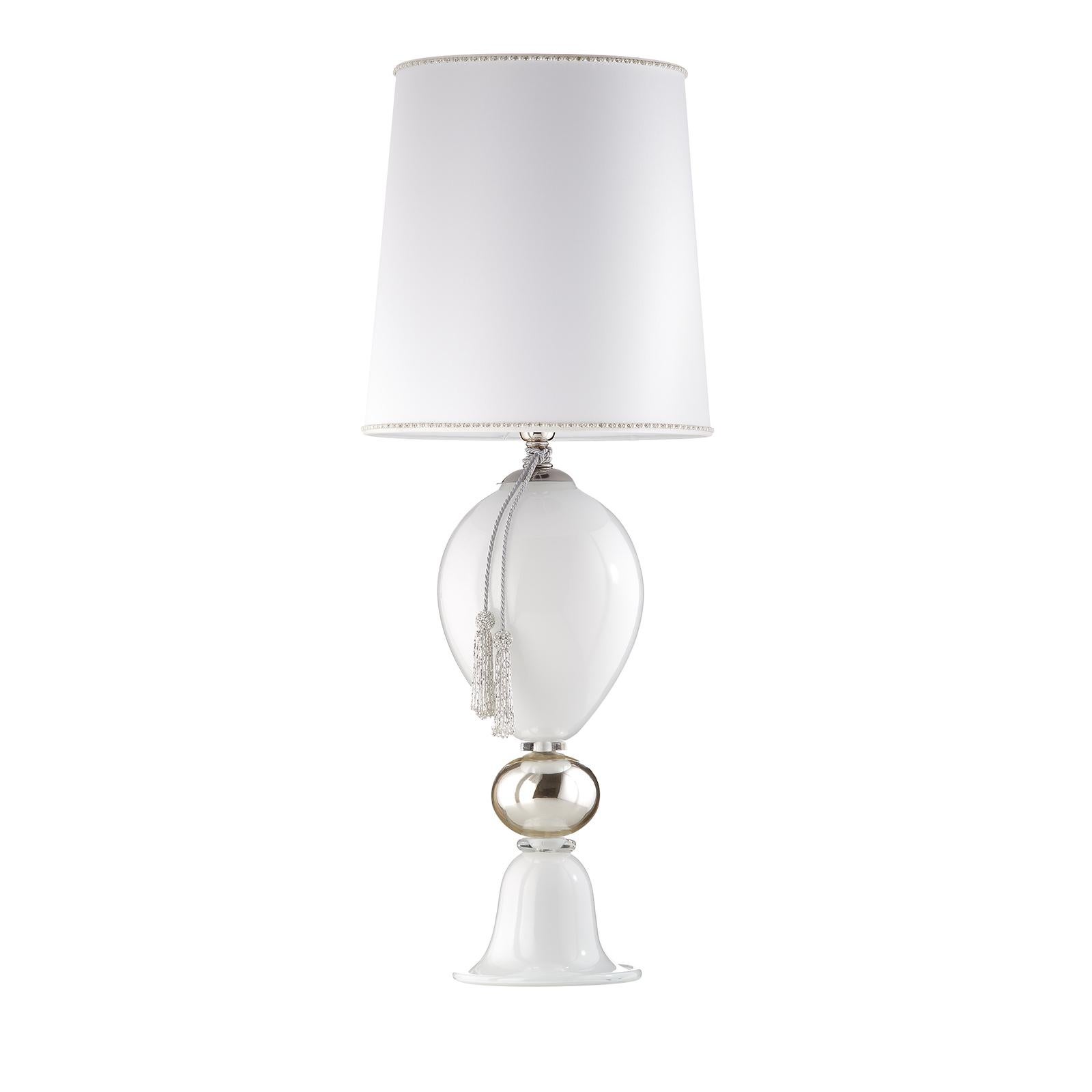 Sophisticated and feminine, this table lamp is a stunning addition to a vanity table or entryway, creating an intimate and refined ambiance that will add charm to both Classic and contemporary decors. The sinuous structure that mixes straight