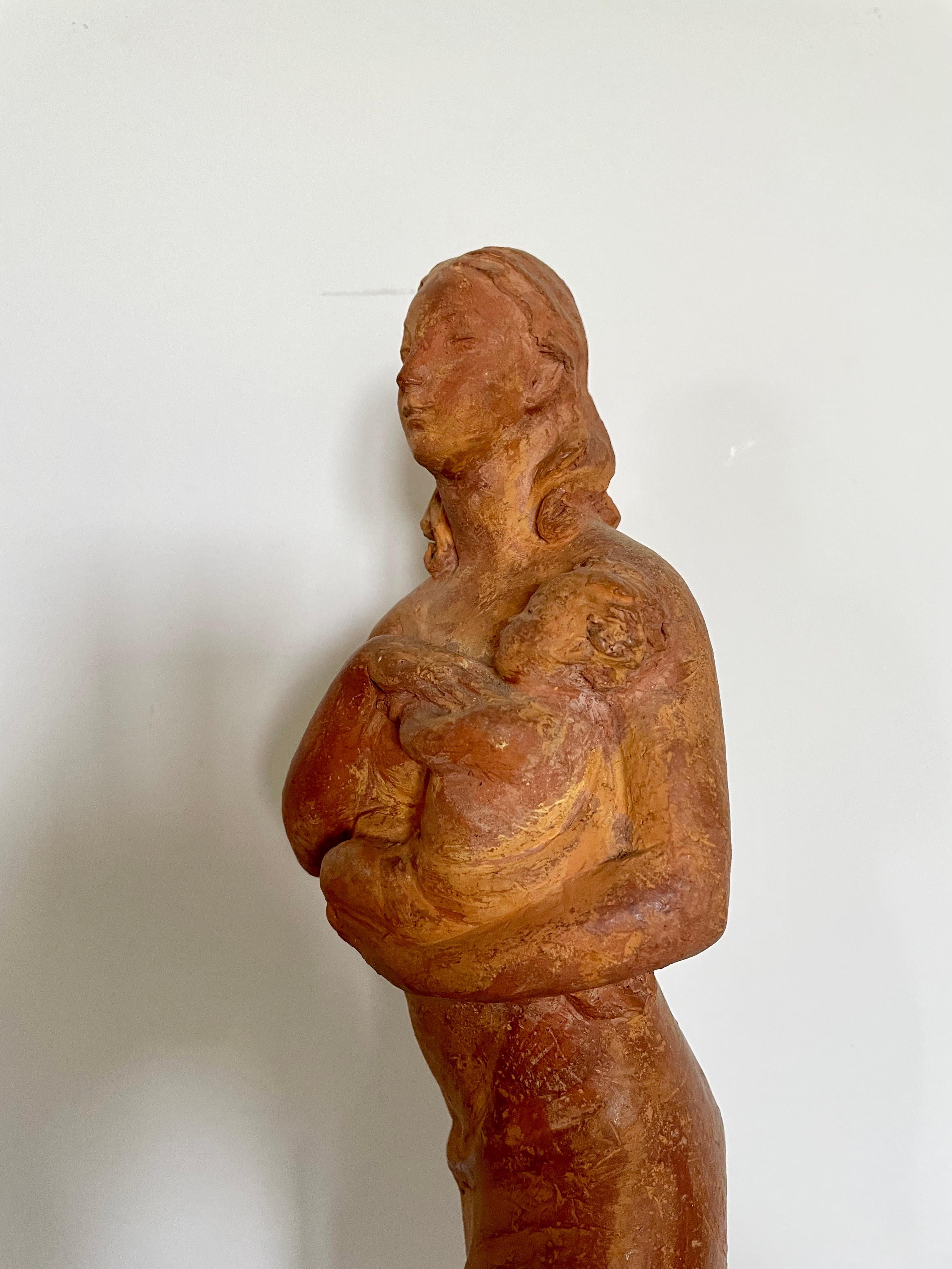 Mother and Child - figurine en terre cuite britannique du 20e siècle par Lady Muriel Wheeler en vente 2