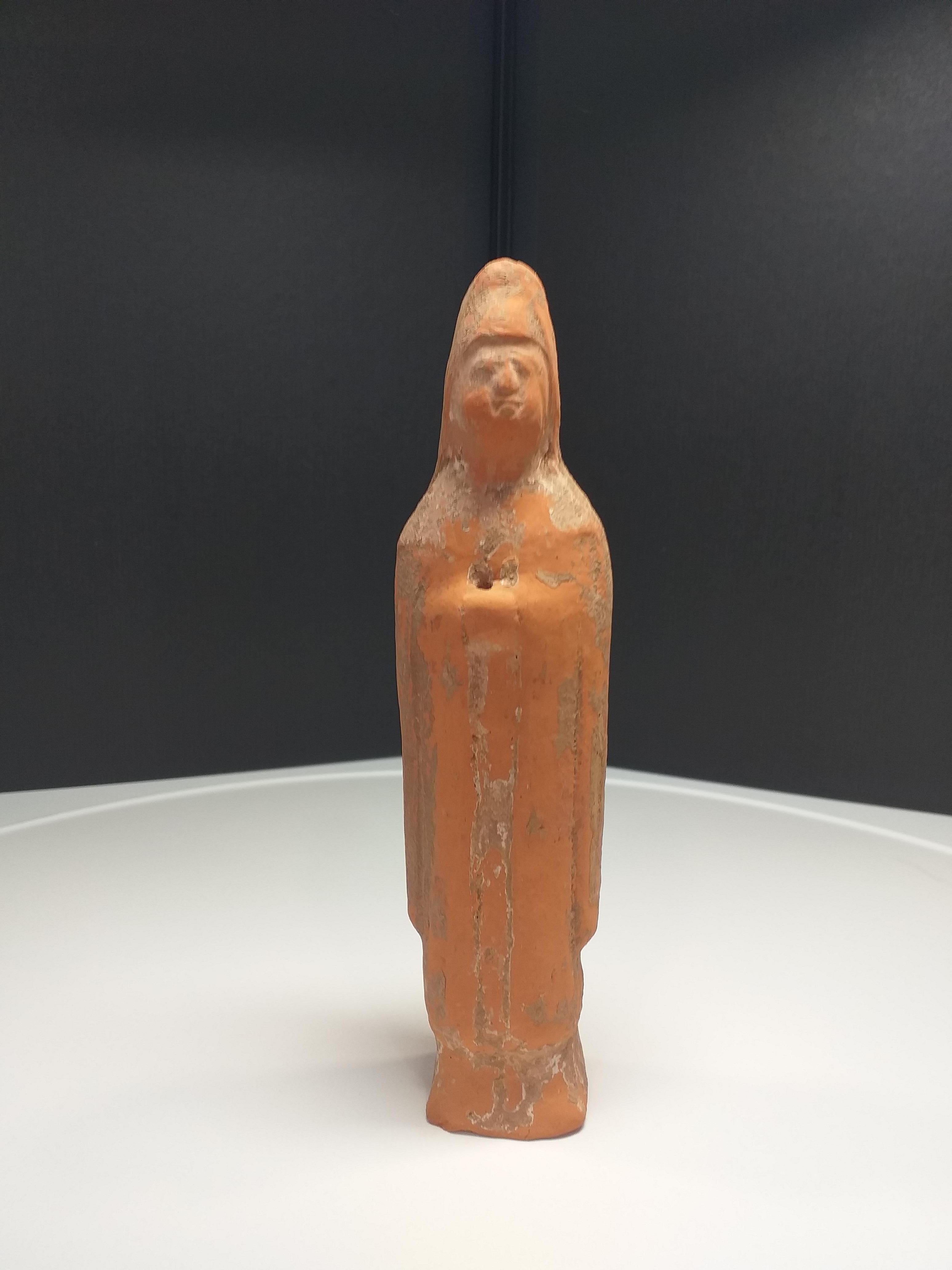 Lady of the court 
Orange terracotta statue.
Tang period 
Measures: H 20cm. L5cm. D 5cm
450€.