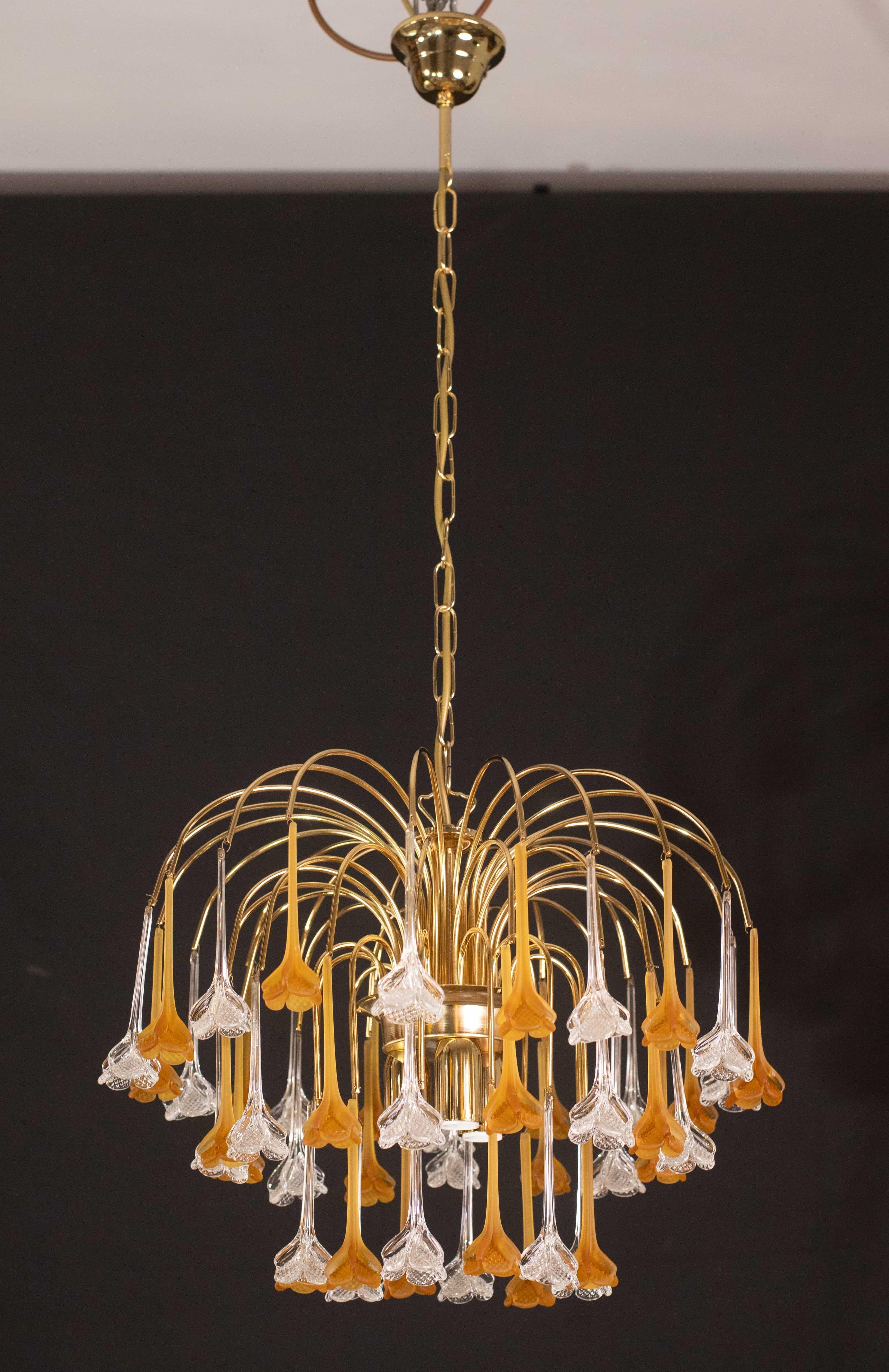 Gorgeous Murano chandelier in the style of Venini La Cascata.
The chandelier consists of three rounds composed of beautiful transparent and orange drops cascading down.
The chandelier consists of 3 e14 light points, possible to rewire for Usa