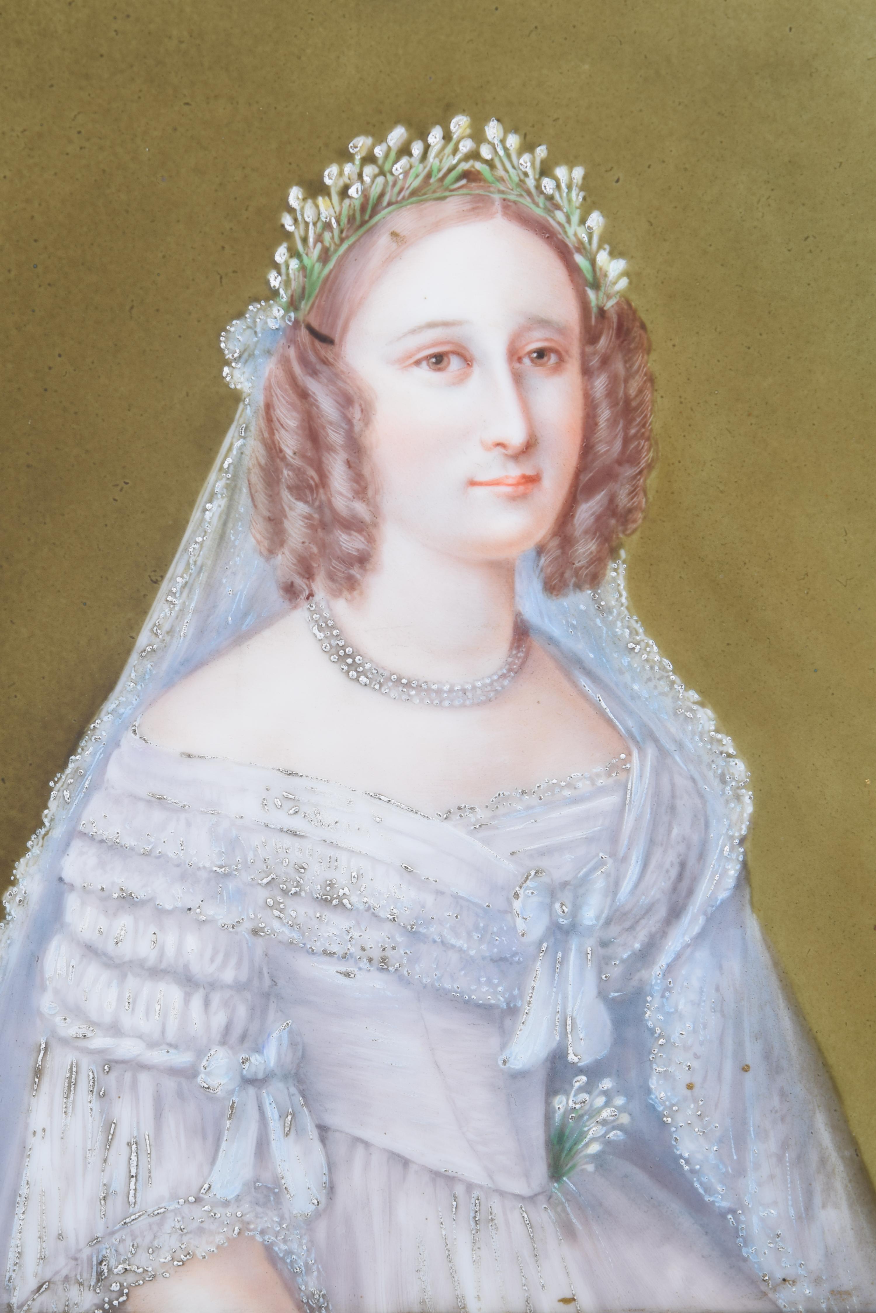 Portrait on porcelain showing a three-quarter lady, enhanced on a monochromatic background. The lady appears with a magnificent dress of light tones, with a crown of flowers on the head and a corsage at the waist, looking directly at the viewer. The