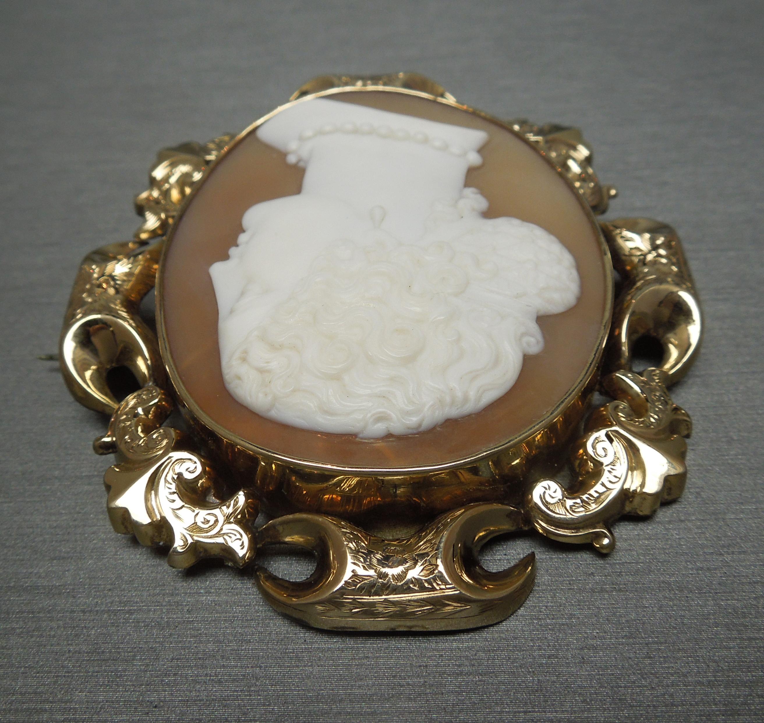 Lady Profile Massive Cameo Brooch In Good Condition For Sale In METAIRIE, LA
