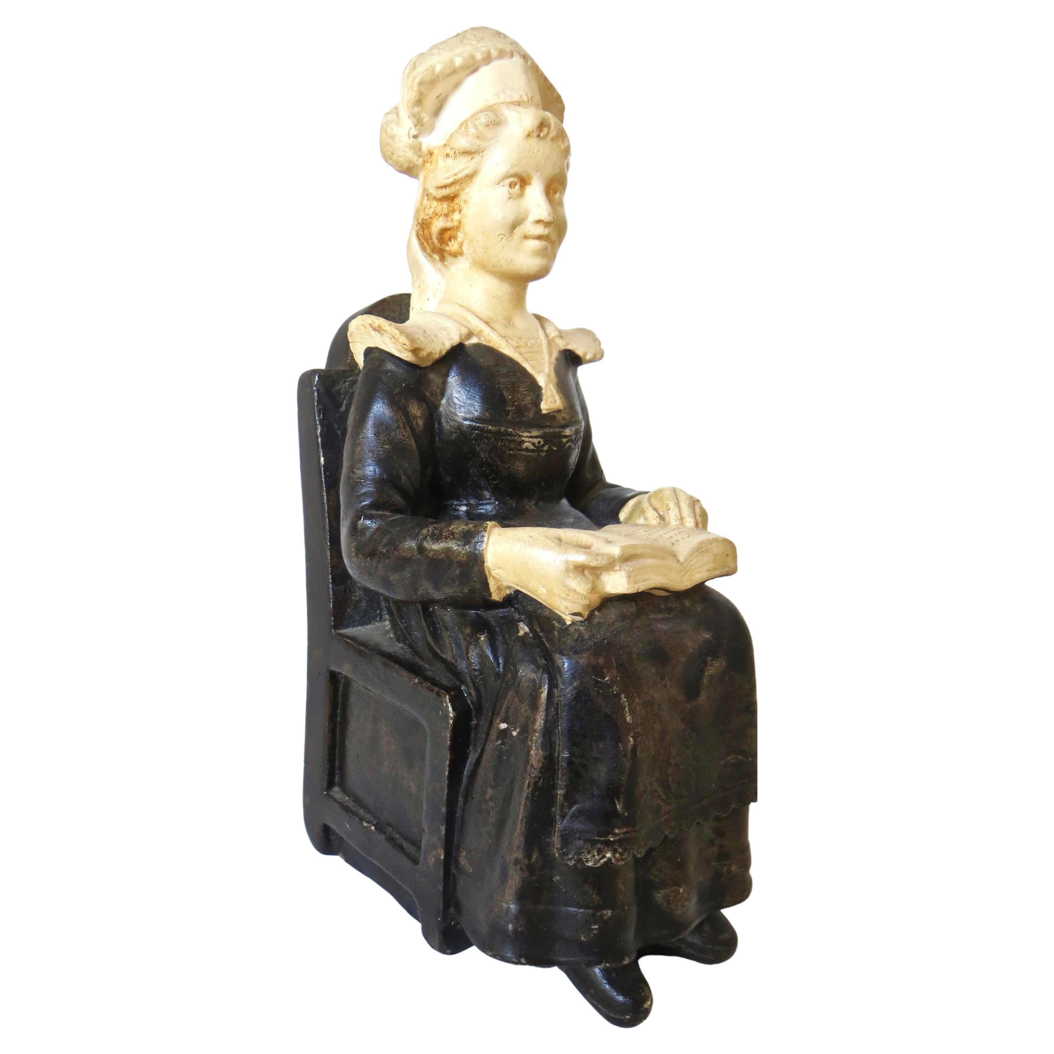 "Dame assise sur une chaise en train de lire" Tirelire/banque par un... Biagioni, Circa 1925