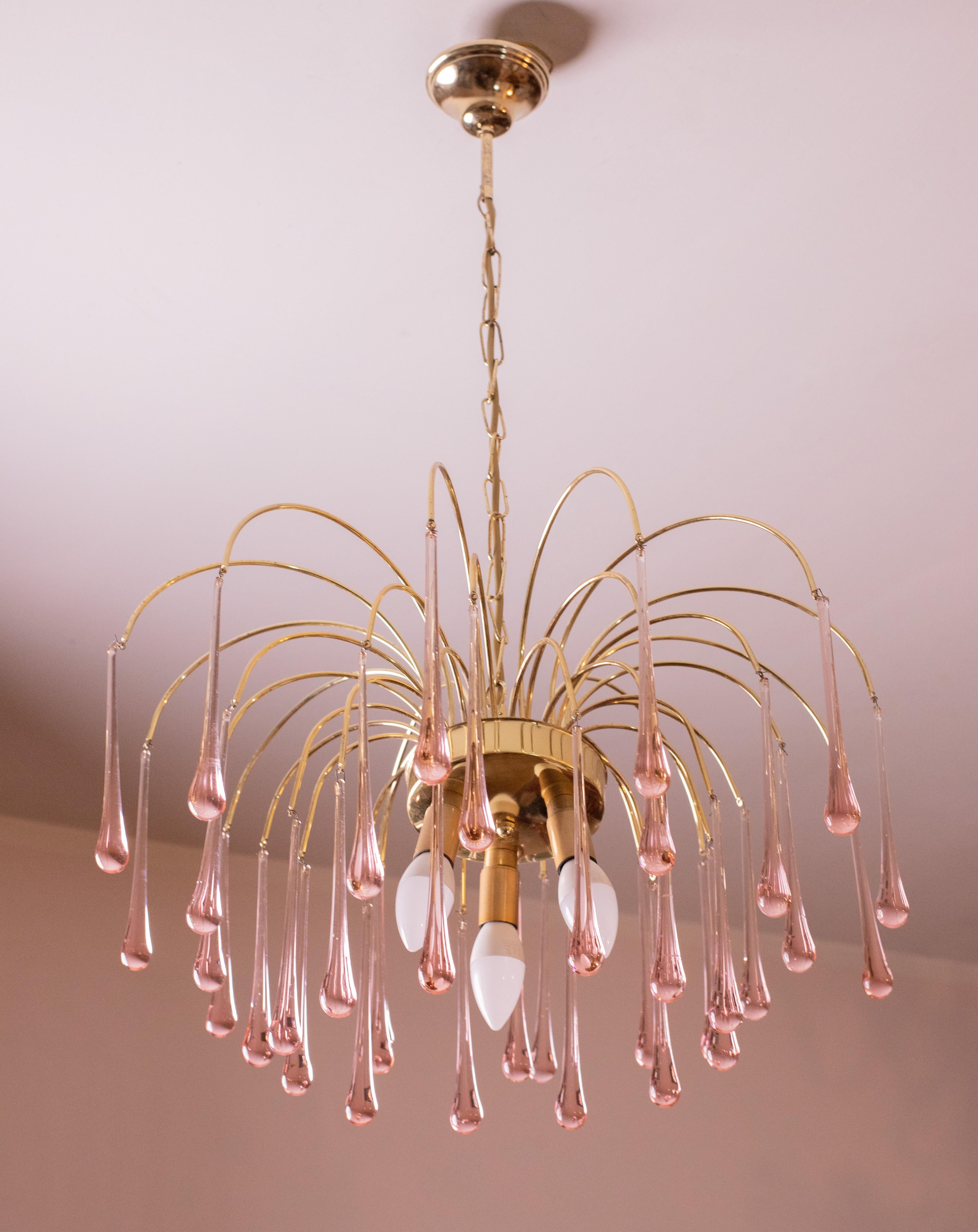 Gorgeous Murano chandelier in the style of Venini La Cascata.
The chandelier consists of three rounds composed of beautiful transparent pink drops cascading down.
The chandelier consists of 3 e14 light points, the frame is in gold bath, in perfect