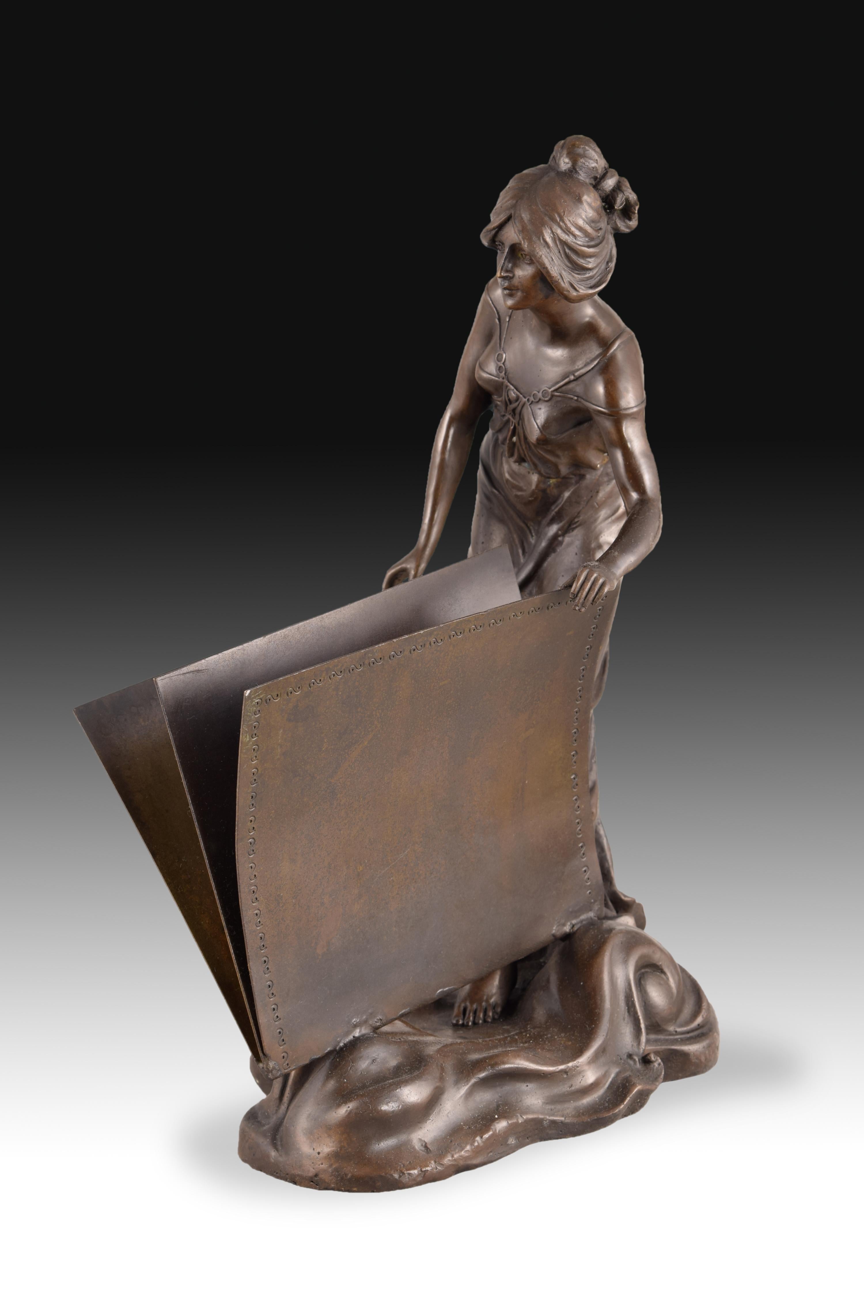 The base of the figure has been treated by providing a series of undulations. Above it, the lady stands, opening a large book. The sculpture is inspired by models created by the Art Dèco style, characteristic of the 1920s and that aspired to create