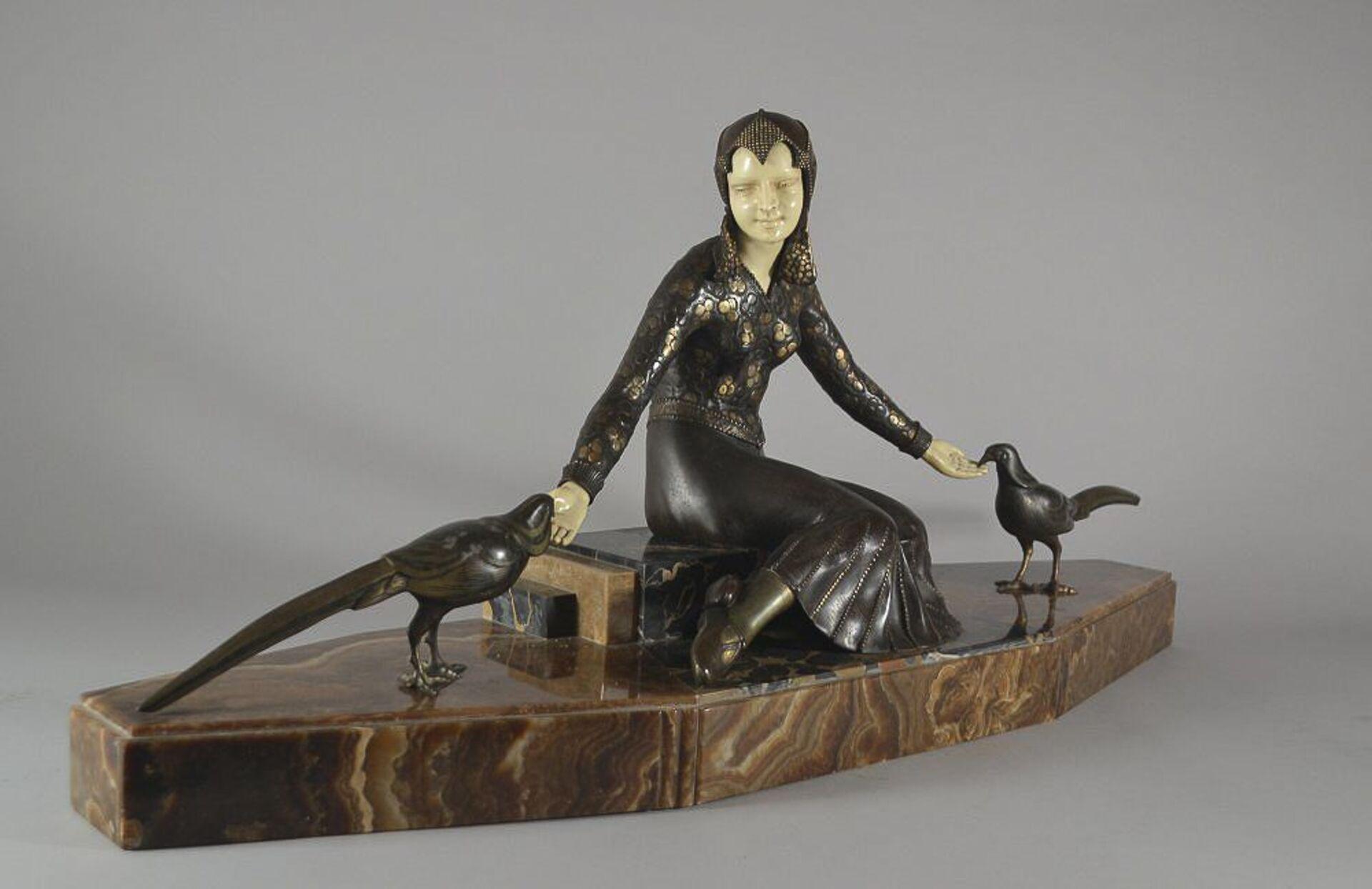 Lady with birds.

A large patinated cold painted and ivoreen (bakelite) group.
All original patina. Circa 1925.
w.83cm l.21cm h.37cm

These large art deco group are more and more difficult to find in such good genuine condition.