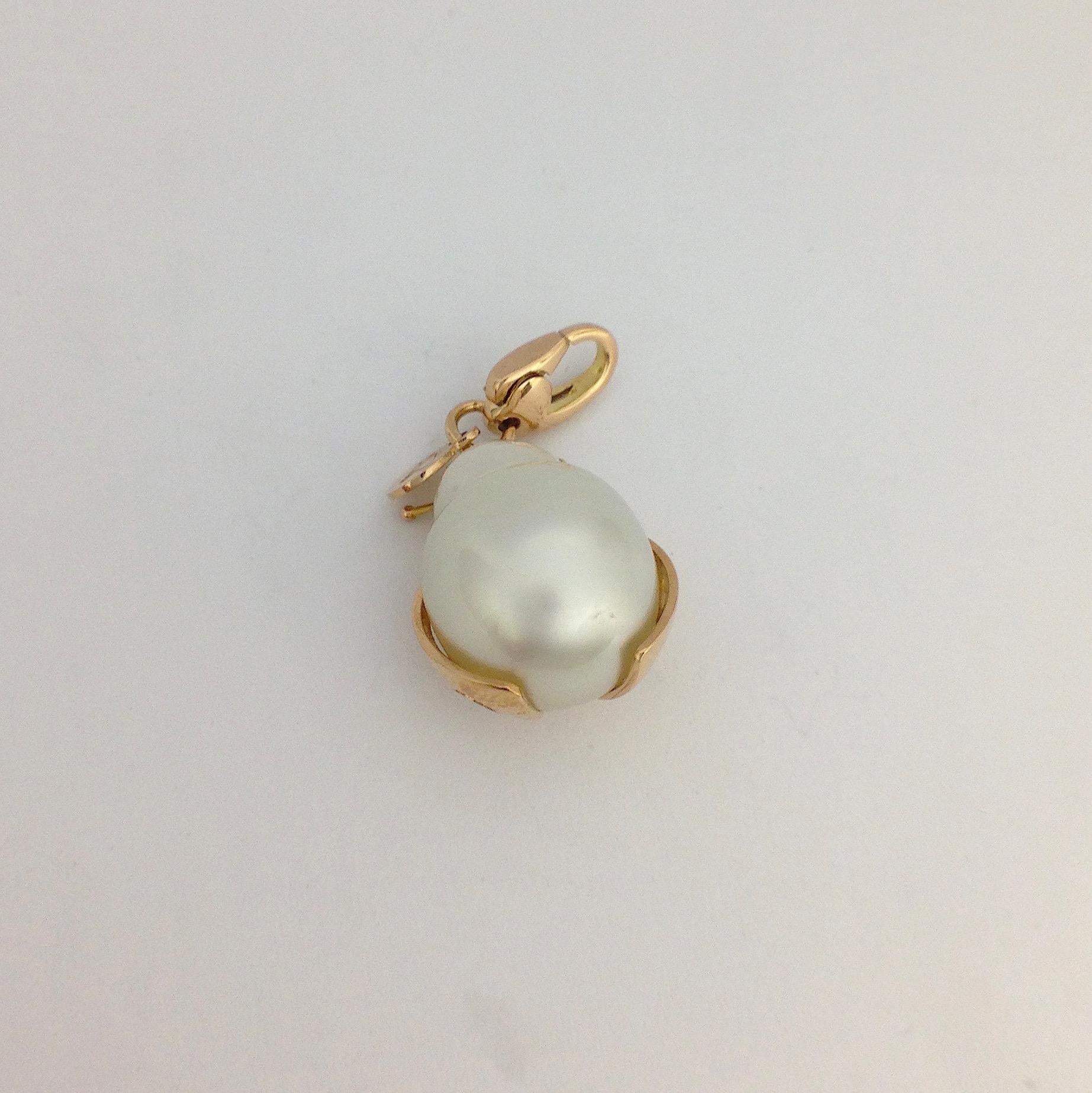 Ladybird/Bug Australian Pearl Red 18 Karat Gold Pendant/Necklace or Charm In New Condition In Bussolengo, Verona