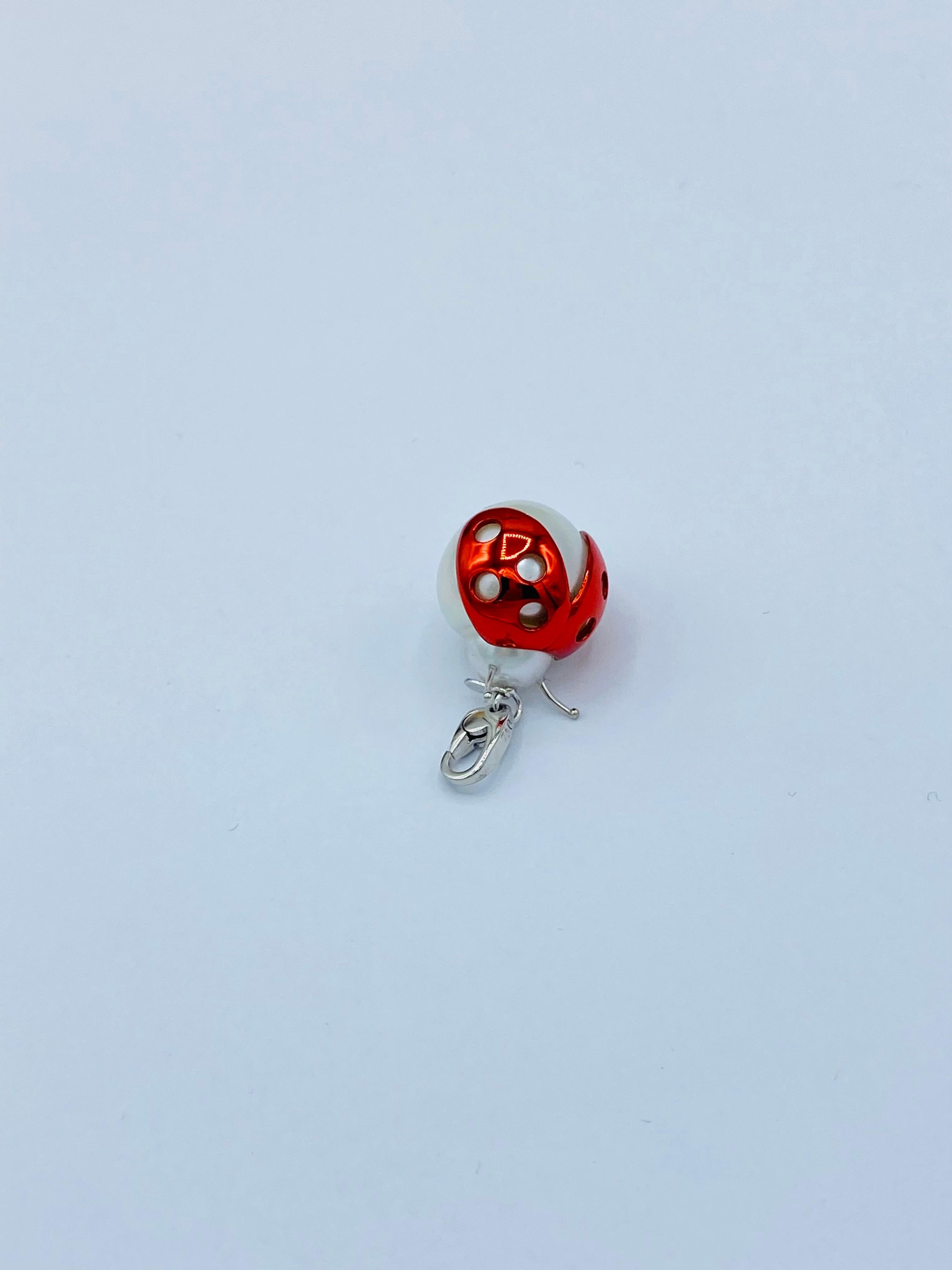 Ladybird/Bug Australian Pearl Red White 18 Karat Gold Pendant/Necklace or Charm For Sale 1